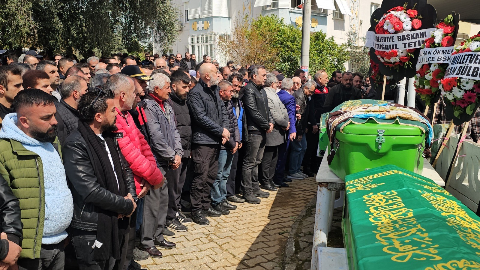 Yangında hayatını kaybeden anne ve 2 çocuğu son yolculuğuna uğurlandı