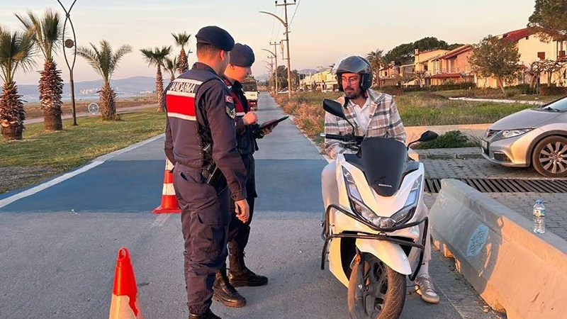 Bisiklet yolunu işgal eden motorcular jandarmadan kaçamadı