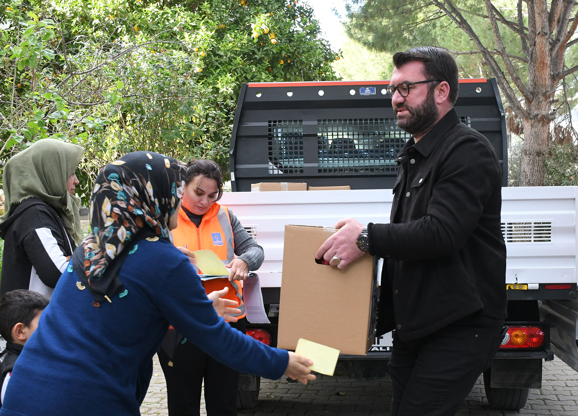 Kuşadası Belediyesi Ramazan yardımlarını sürdürüyor
