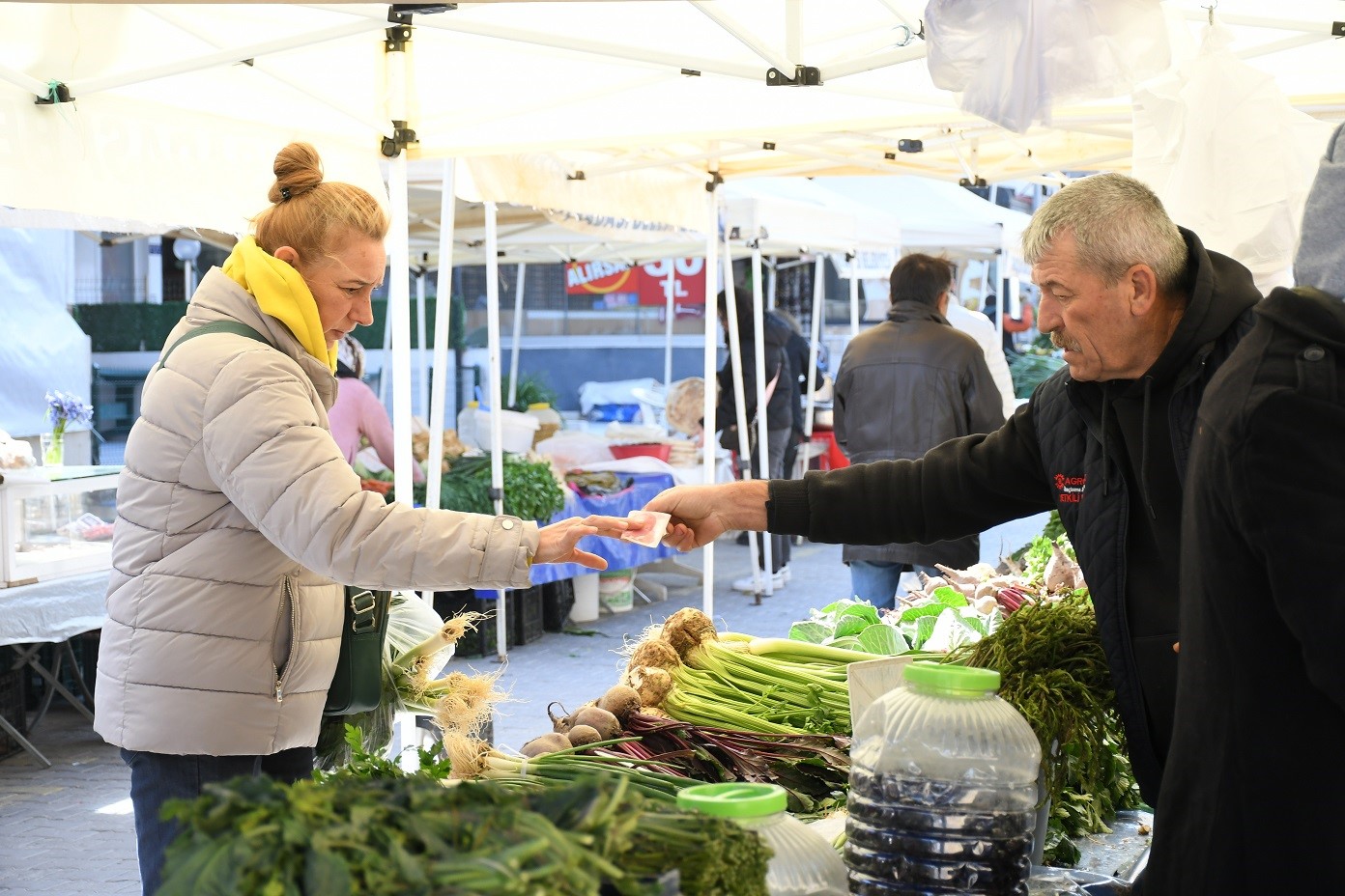 Kuşadası’nda yerel üretici pazarı büyük ilgi görüyor