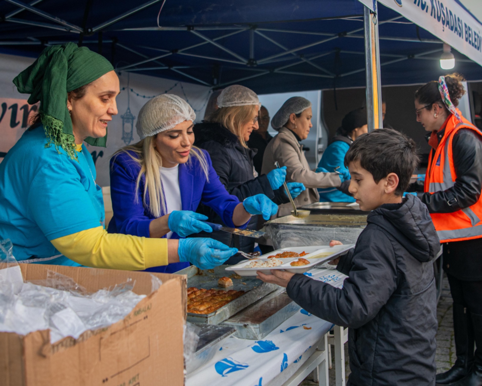 Davutlar’da oruçlar Kuşadası Belediyesi’nin iftar sofrasında açıldı