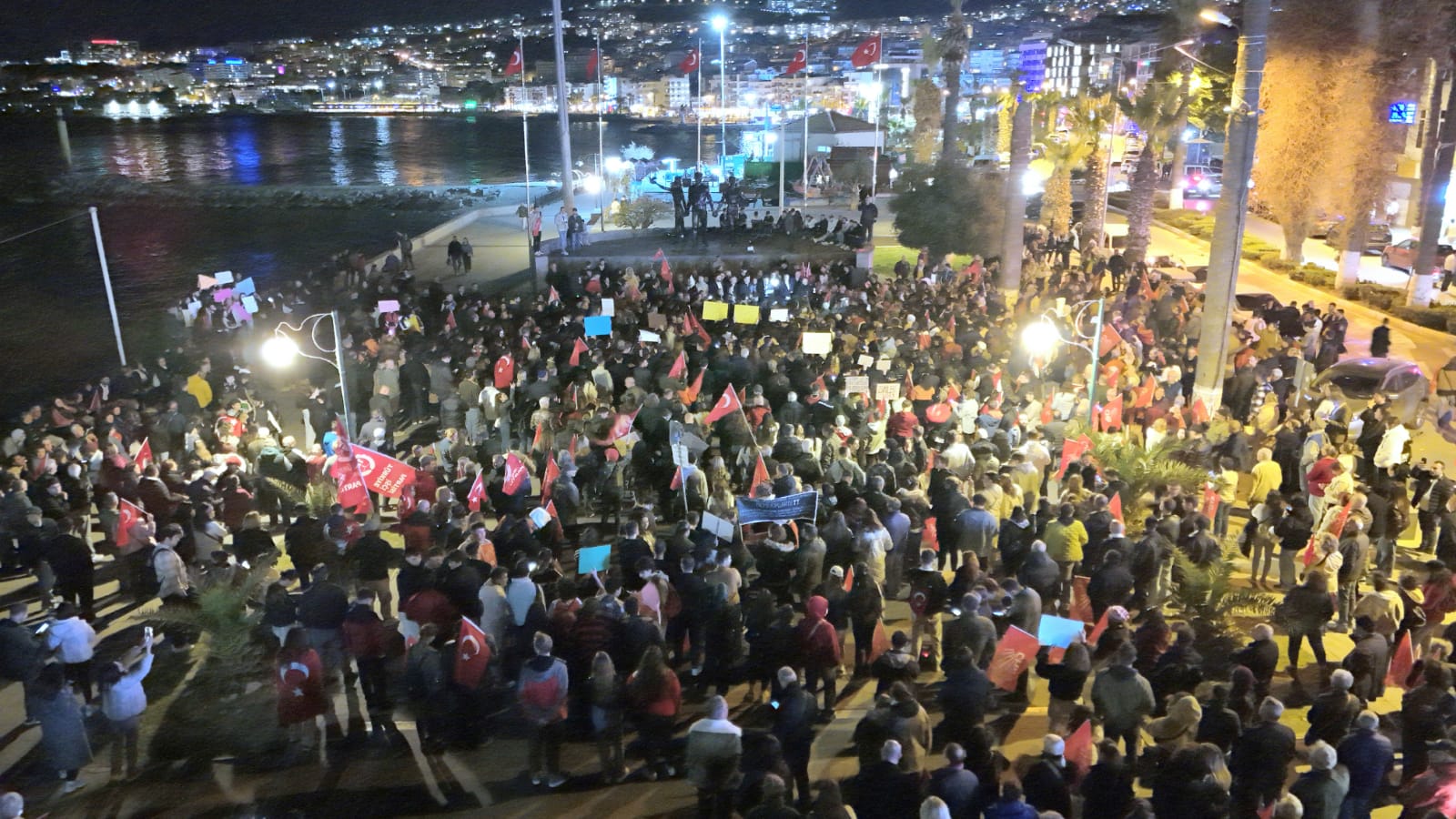 Binlerce Kuşadalı demokrasi için yürüdü