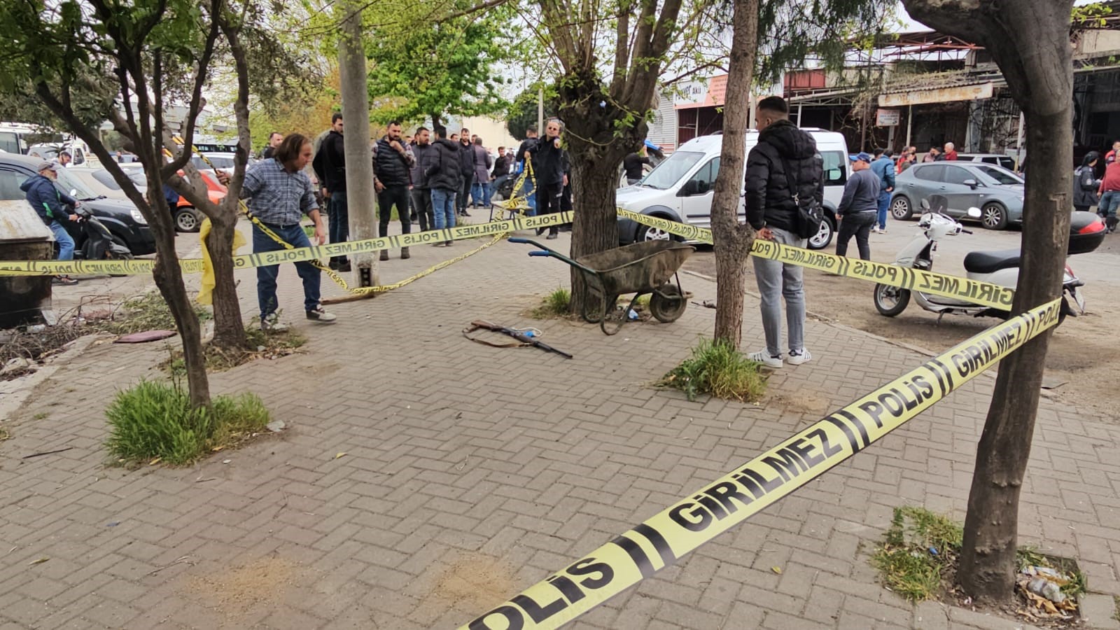3 yıl önce oğlunu öldüren kardeşini silahla vurarak yaraladı