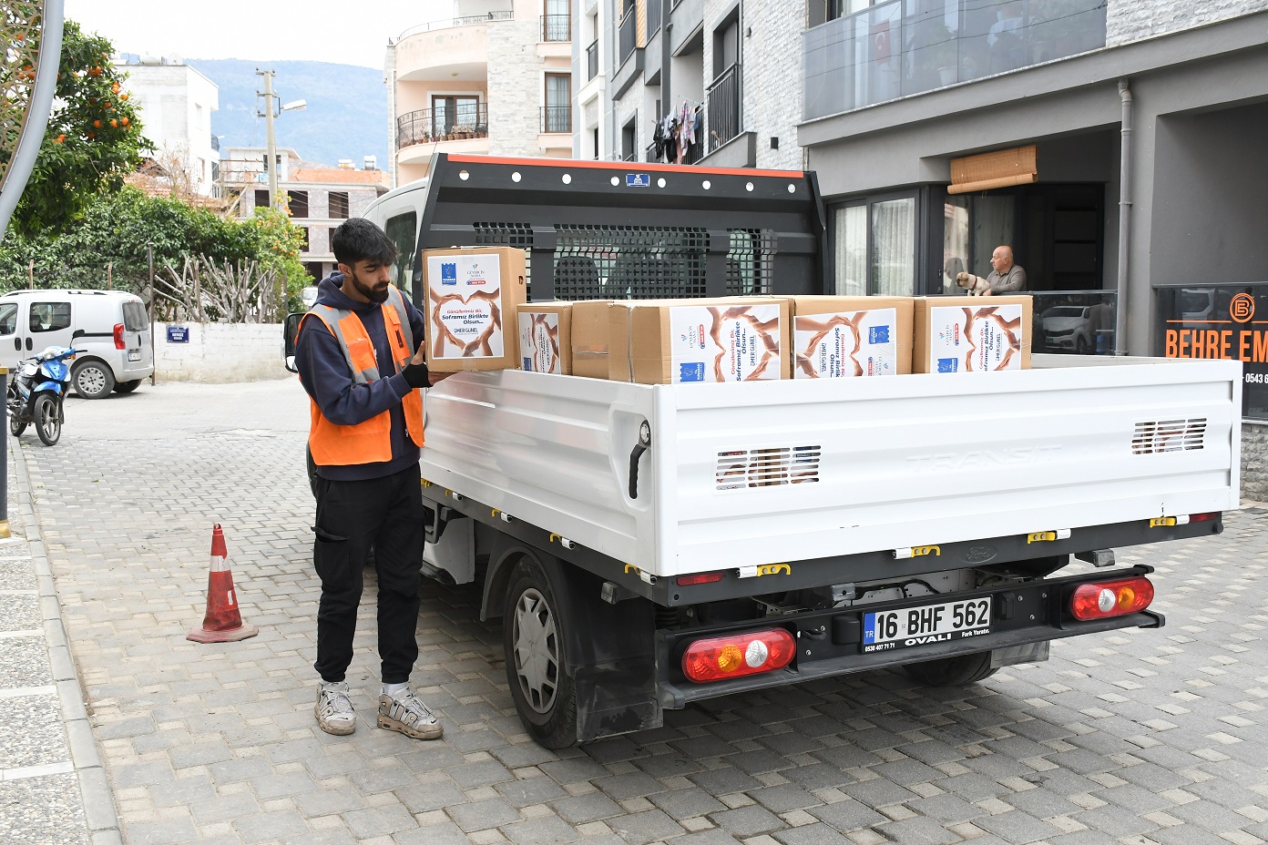 Kuşadası Belediyesi Ramazan’da 3500 haneye gıda kolisi ulaştırdı