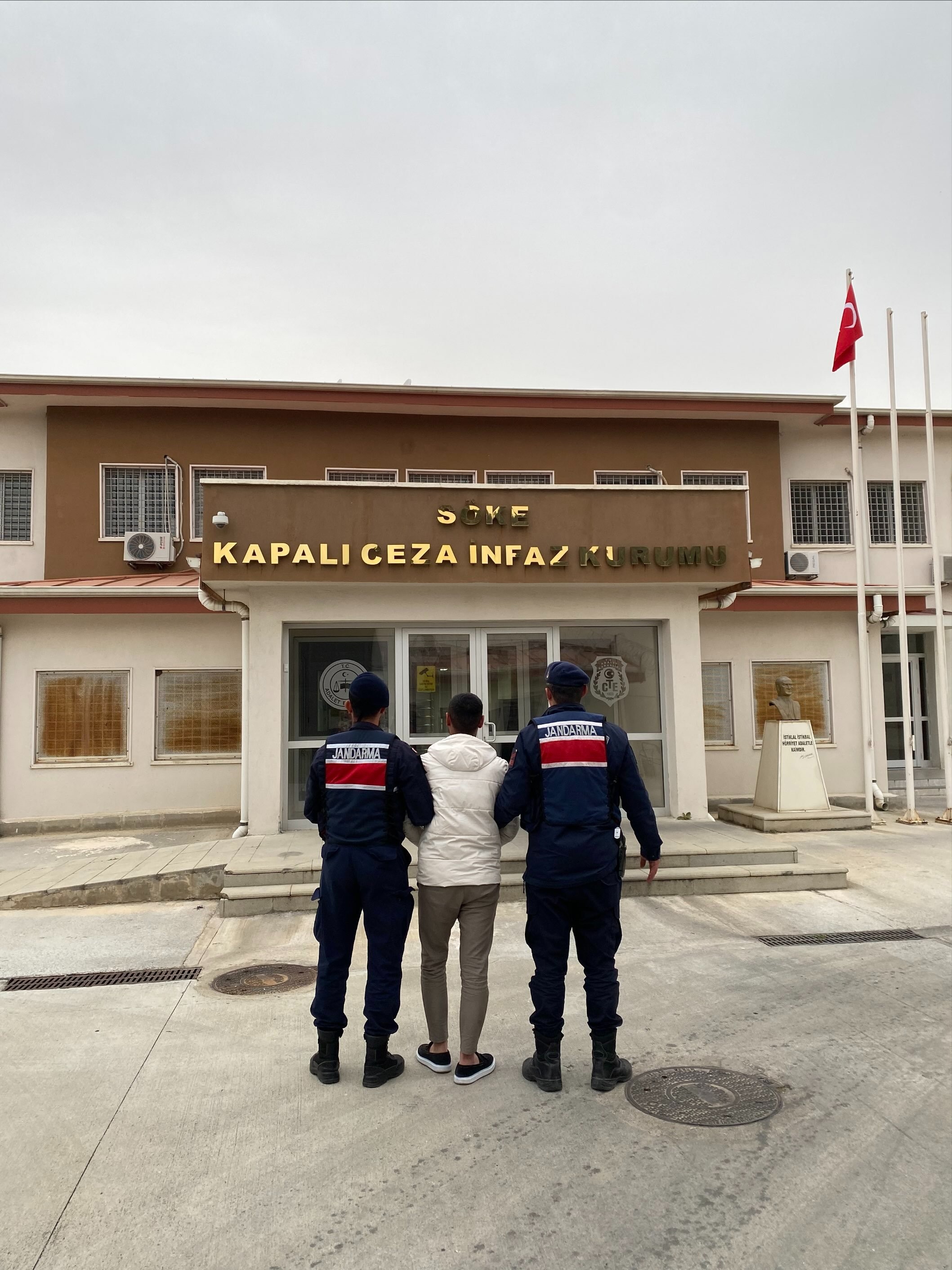 Şüphe üzerine durdurulan araçta 42 düzensiz göçmen yakalandı