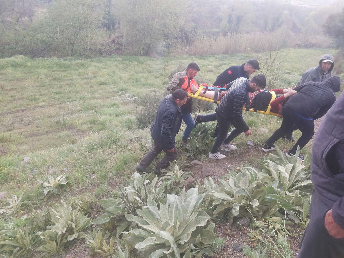 Kontrolden çıkan minibüs şarampole yuvarlandı