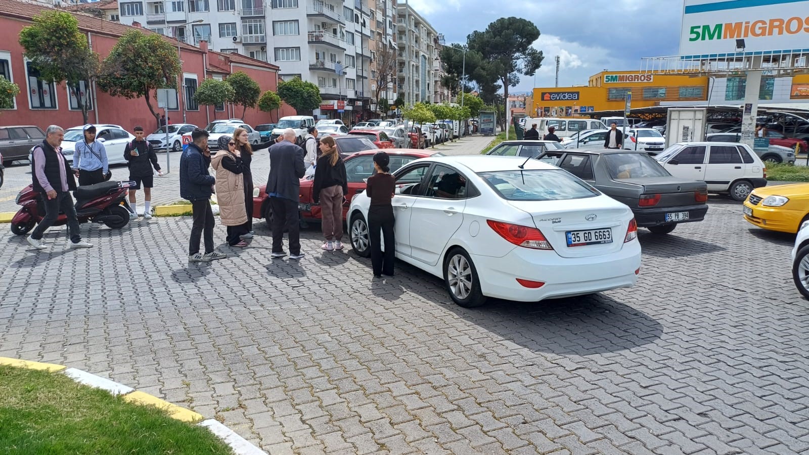 Çarpıştığı aracın kapısına plakası saplandı