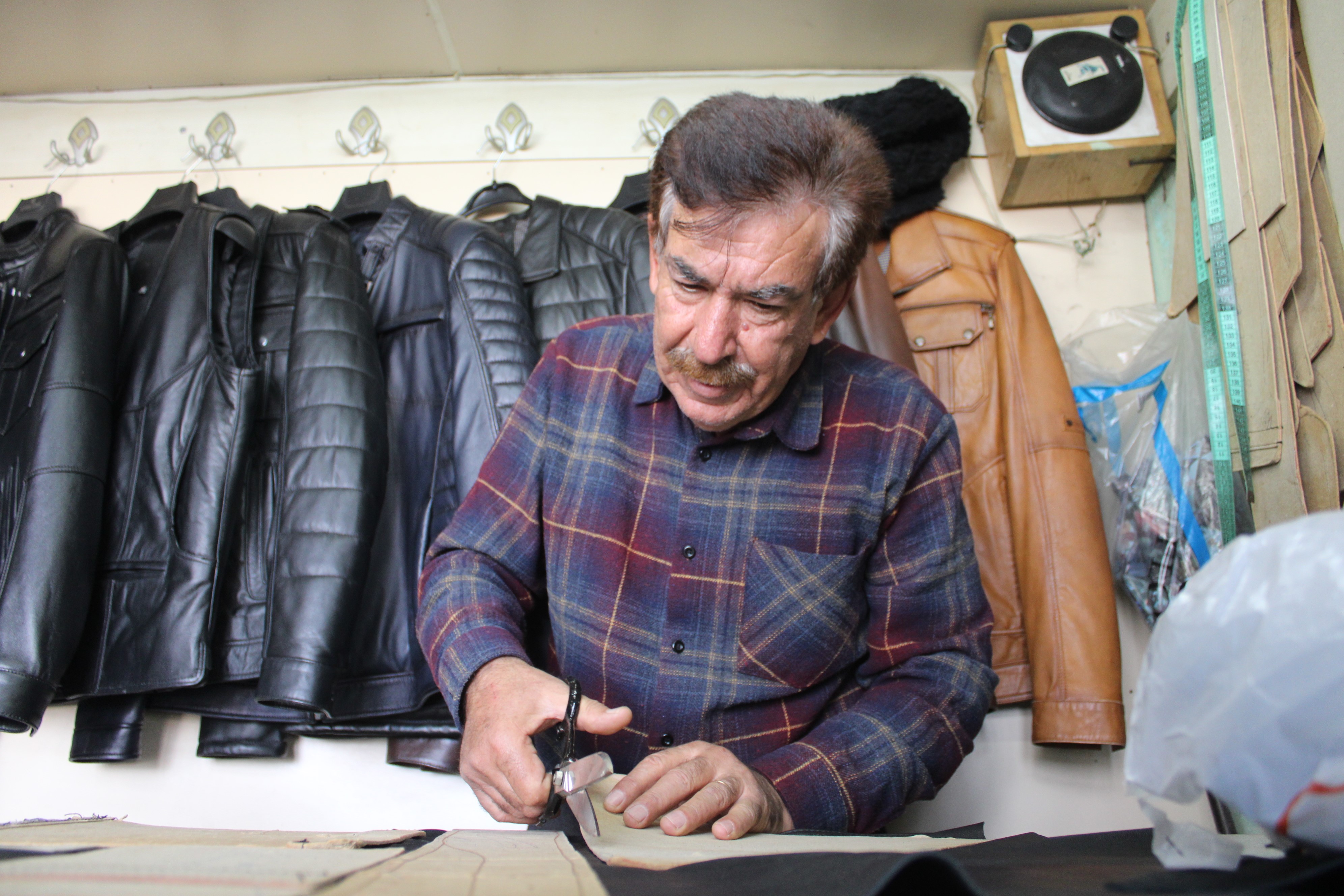 Topladığı ham deriler, elinde sanata dönüşüyor