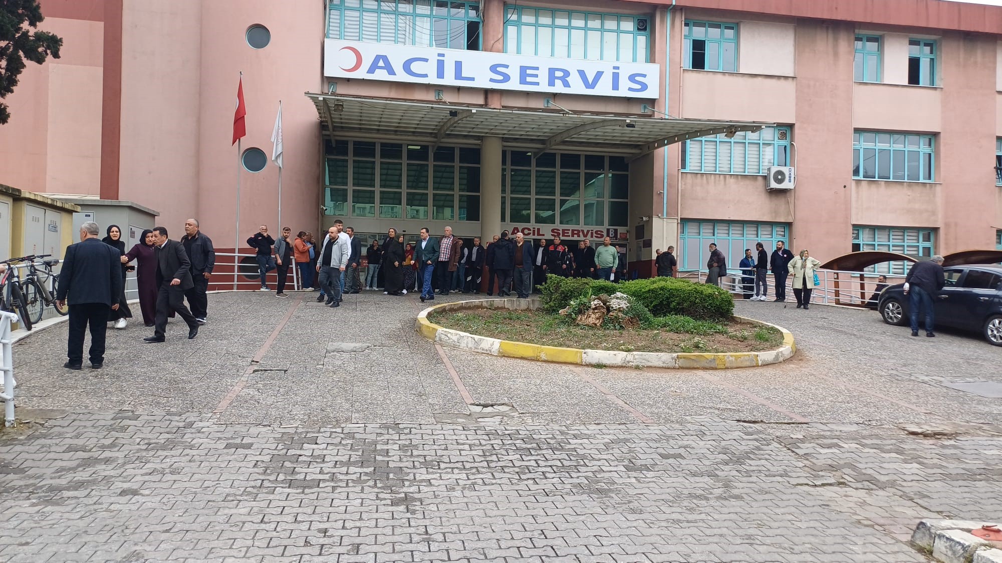 Hasta ziyaretine gelen aile üyeleri birbirine girdi
