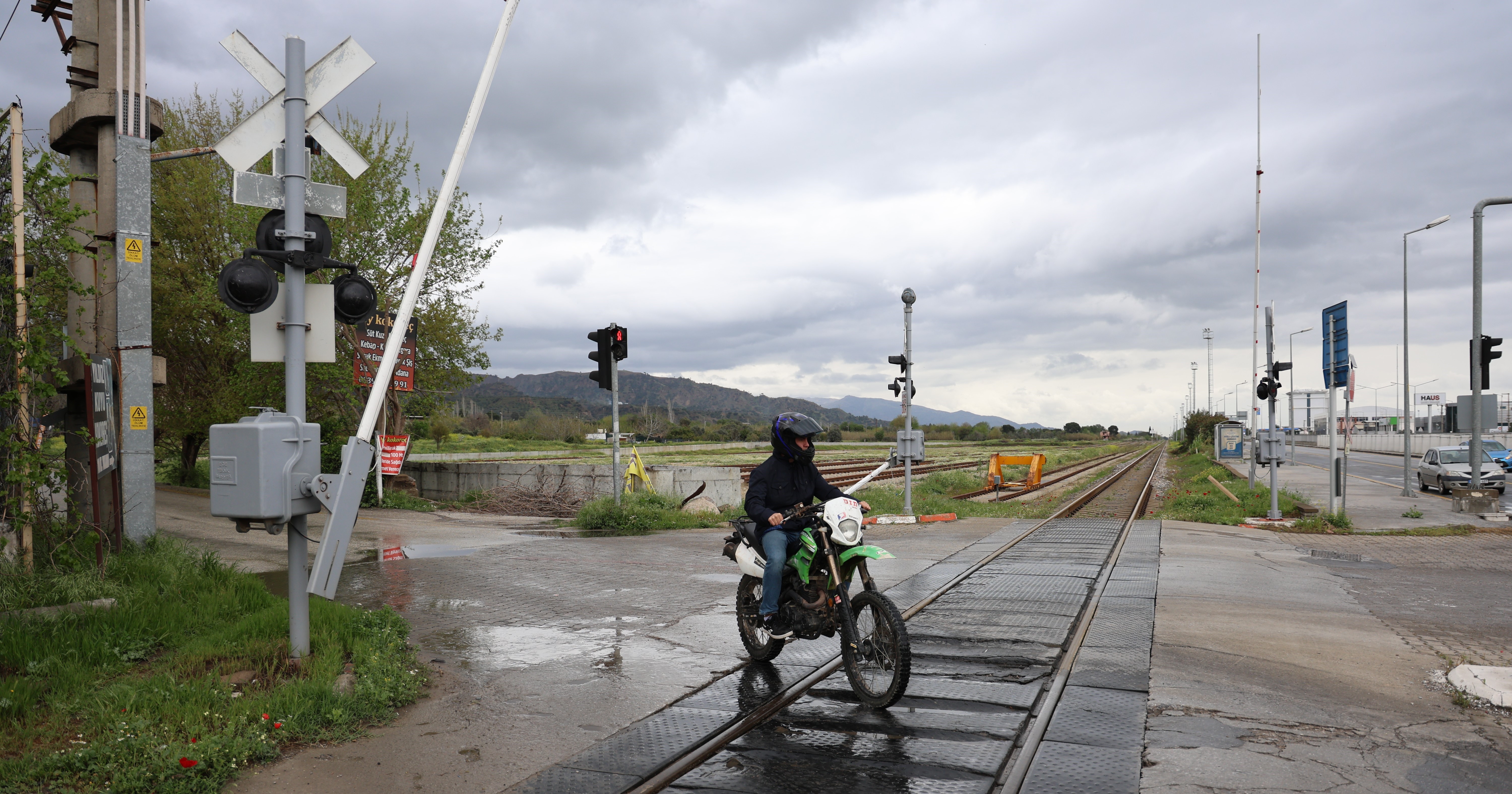 Hemzemin geçitteki arızalı bariyer tehlike saçıyor
