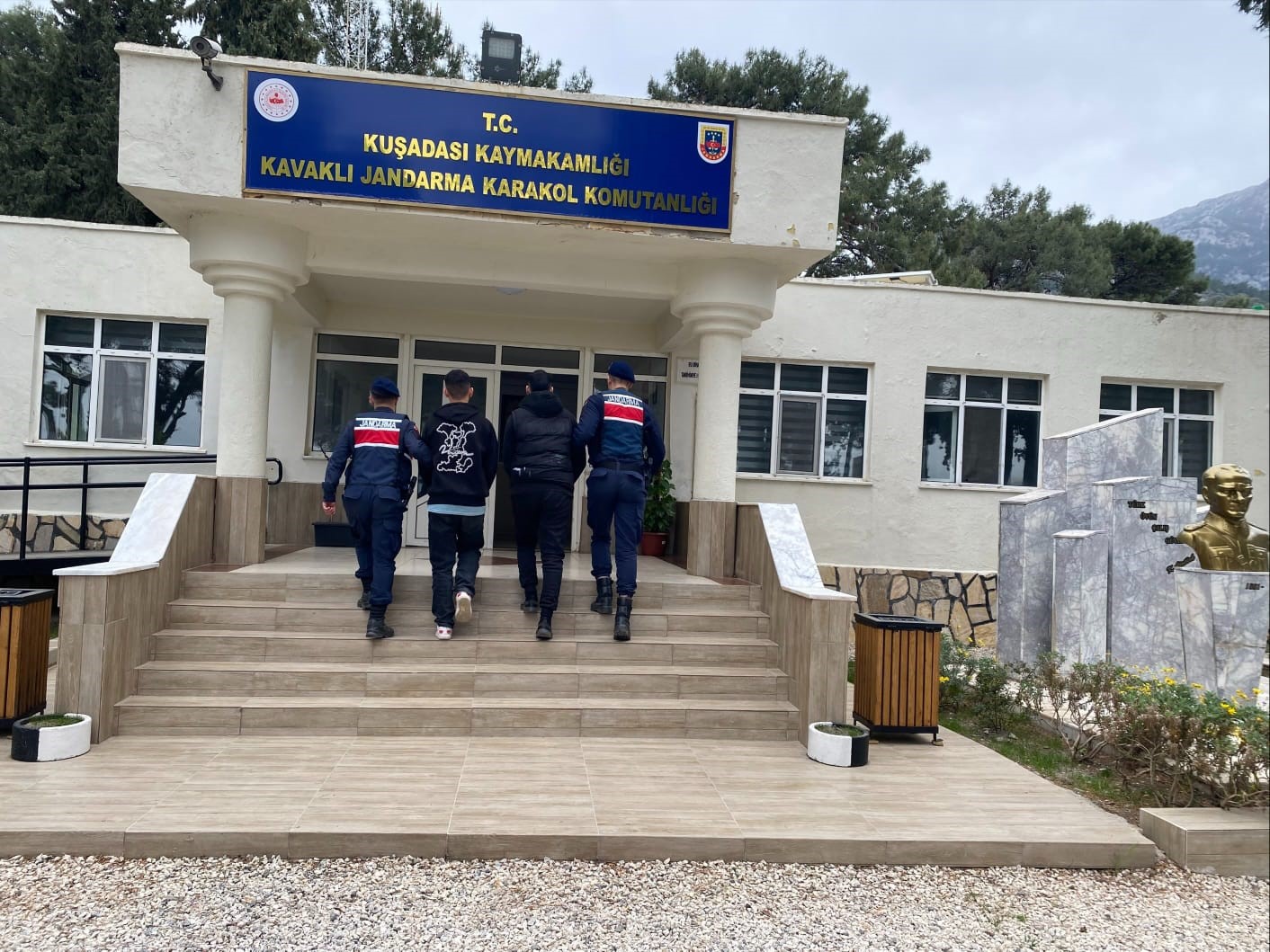 Yunanistan'a yüzerek geçmeye çalışırken yakalandılar