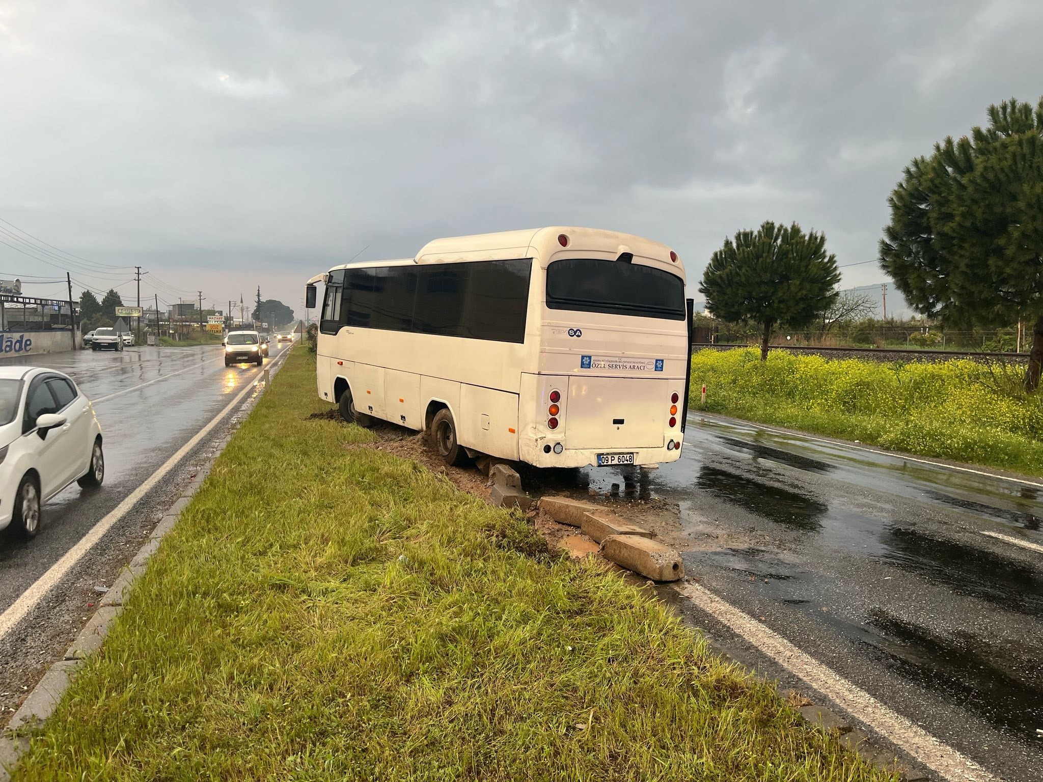 İşçi taşıyan servis aracı orta refüje çıktı