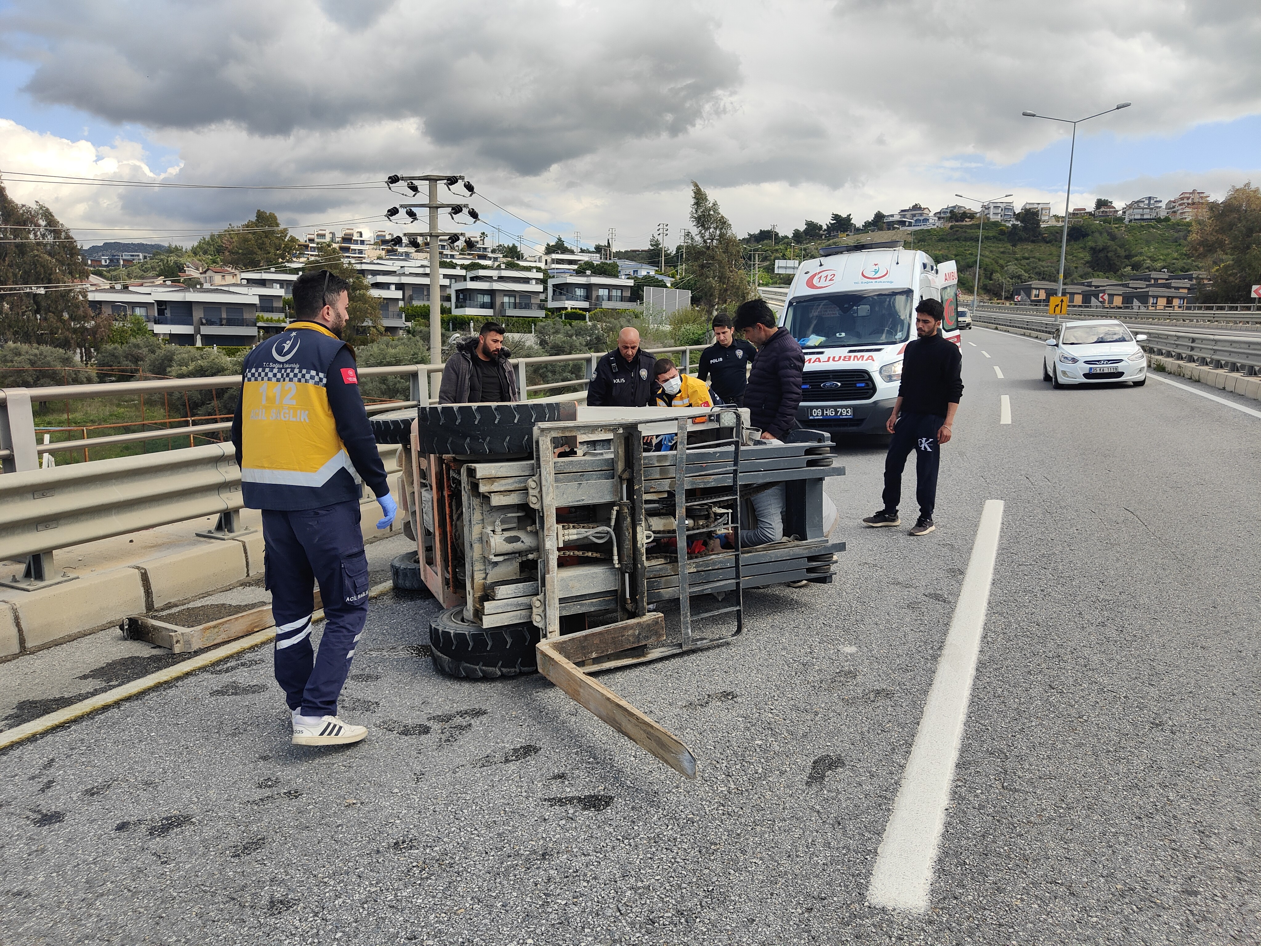Devrilen forkliftin altında kalan işçi yaralandı