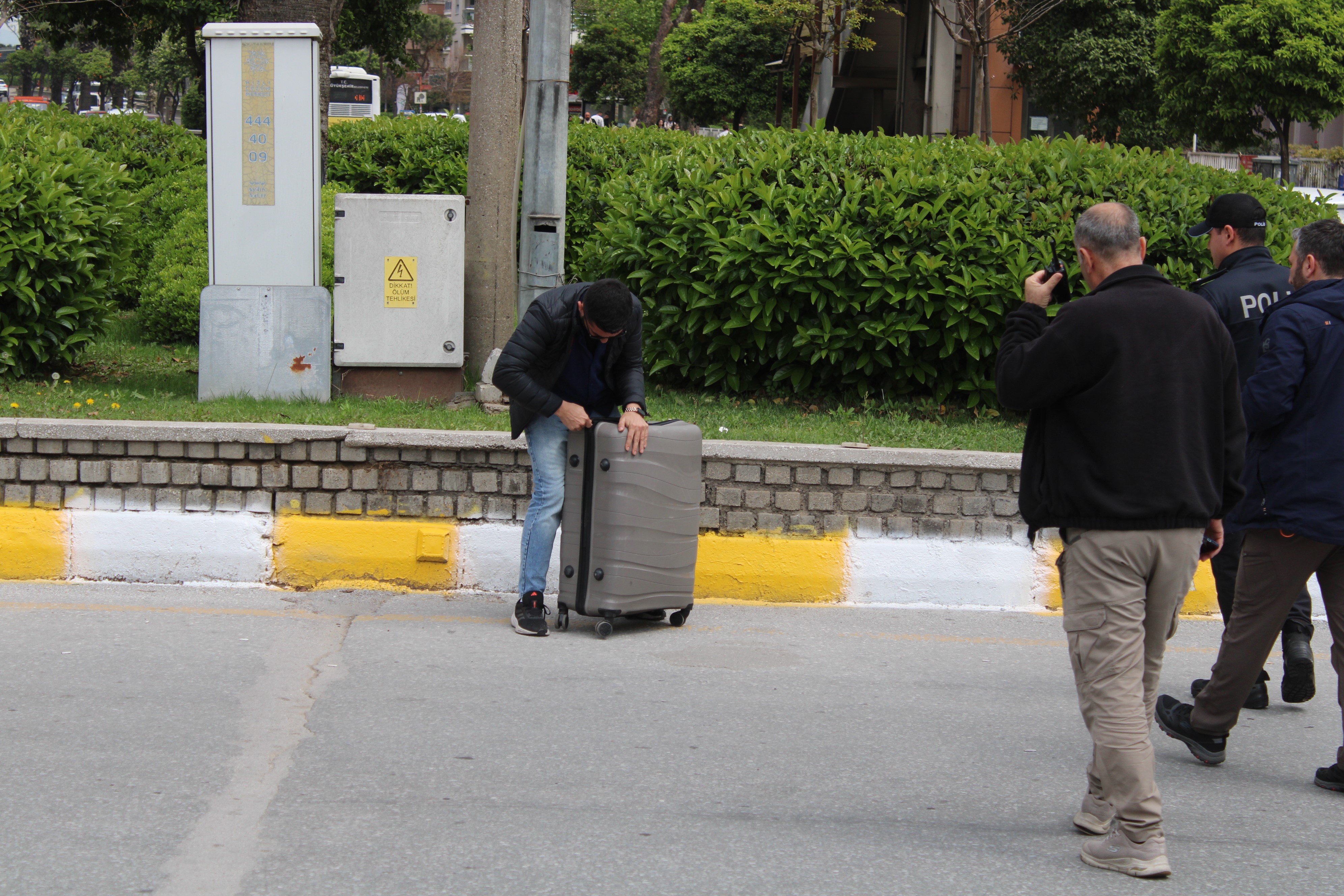 Minibüsten düşen valiz, ekipleri harekete geçirdi