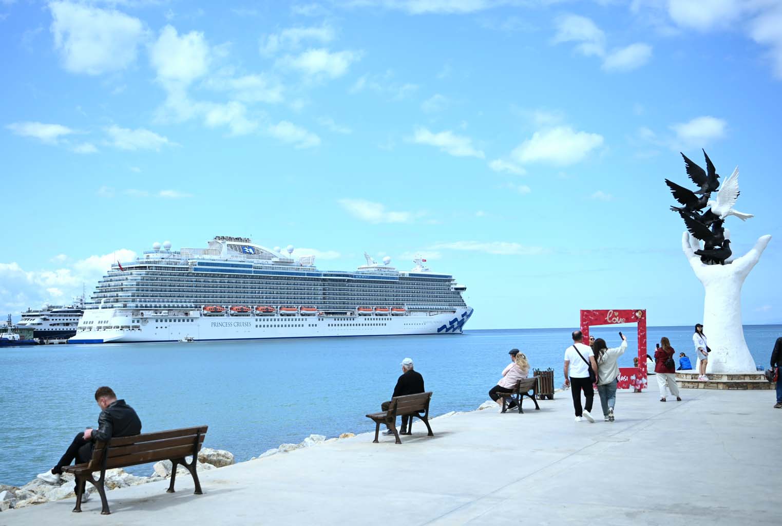 Kuşadası'na ilk seferini yapan kruvaziyer 3 bin 560 turist getirdi