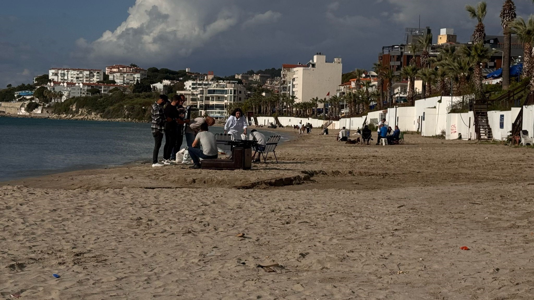 Kuşadası'nda yağmurlu havada deniz keyfi yaptılar