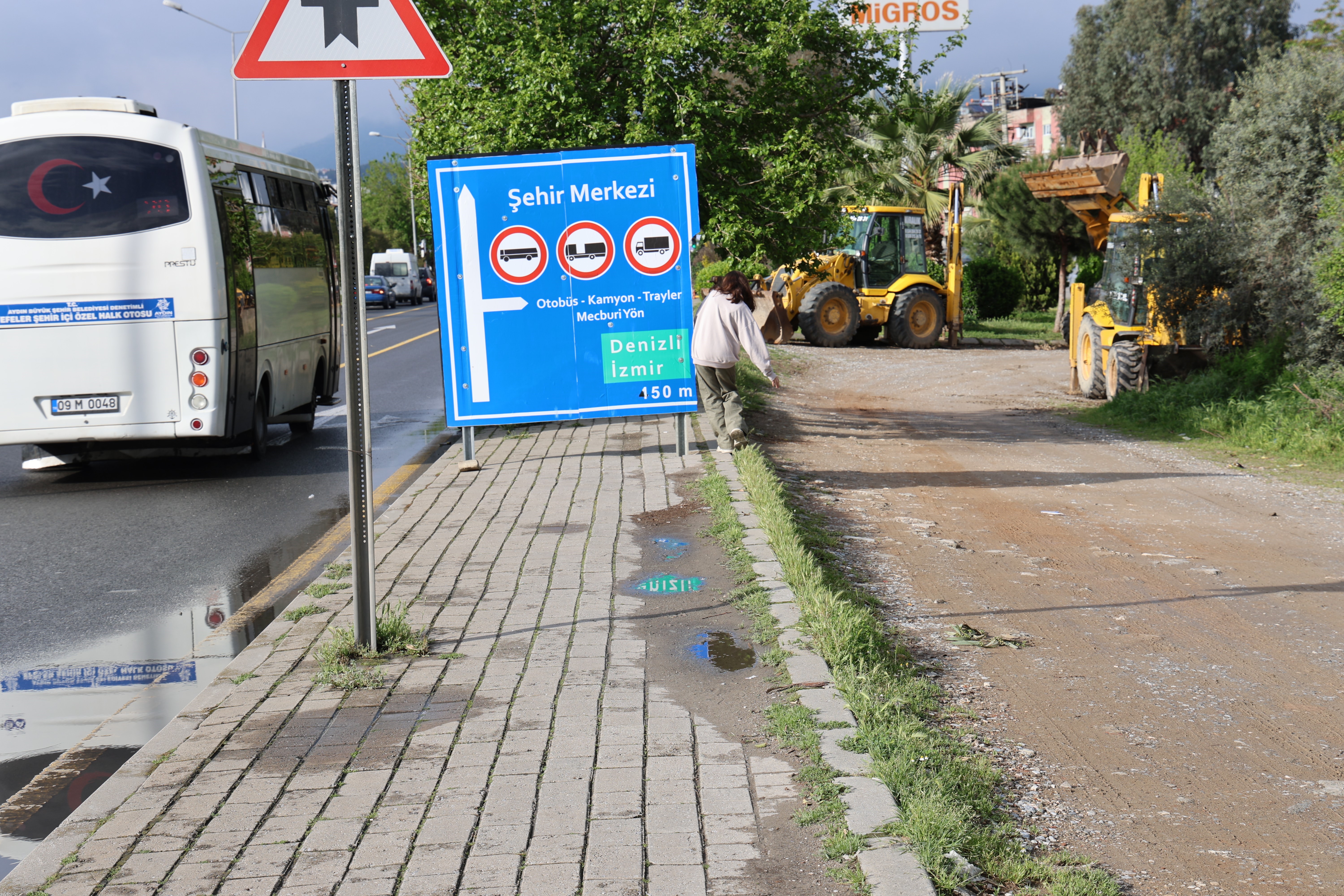 Aydın’da yayaları çileden çıkaran trafik levhası