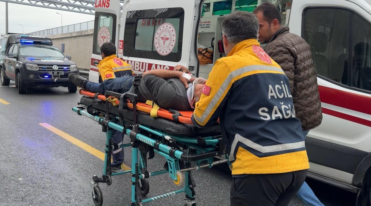 Kamyonet, altgeçitte çalışma yapan işçilerin aracına çarptı: 6 yaralı