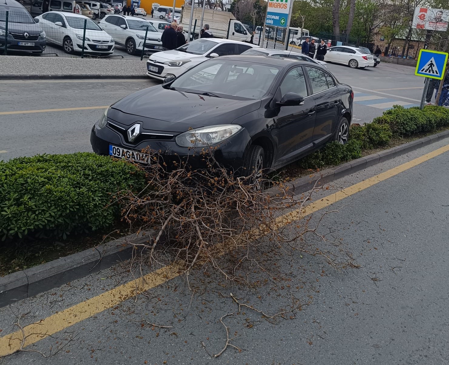 Otoparktan kontrolsüzce çıkan otomobil kazaya sebep oldu
