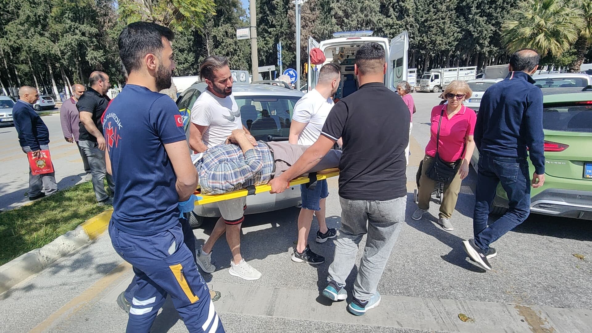 Tansiyonu düşen sürücü, yayalara çarpmamak için ağaca çarptı