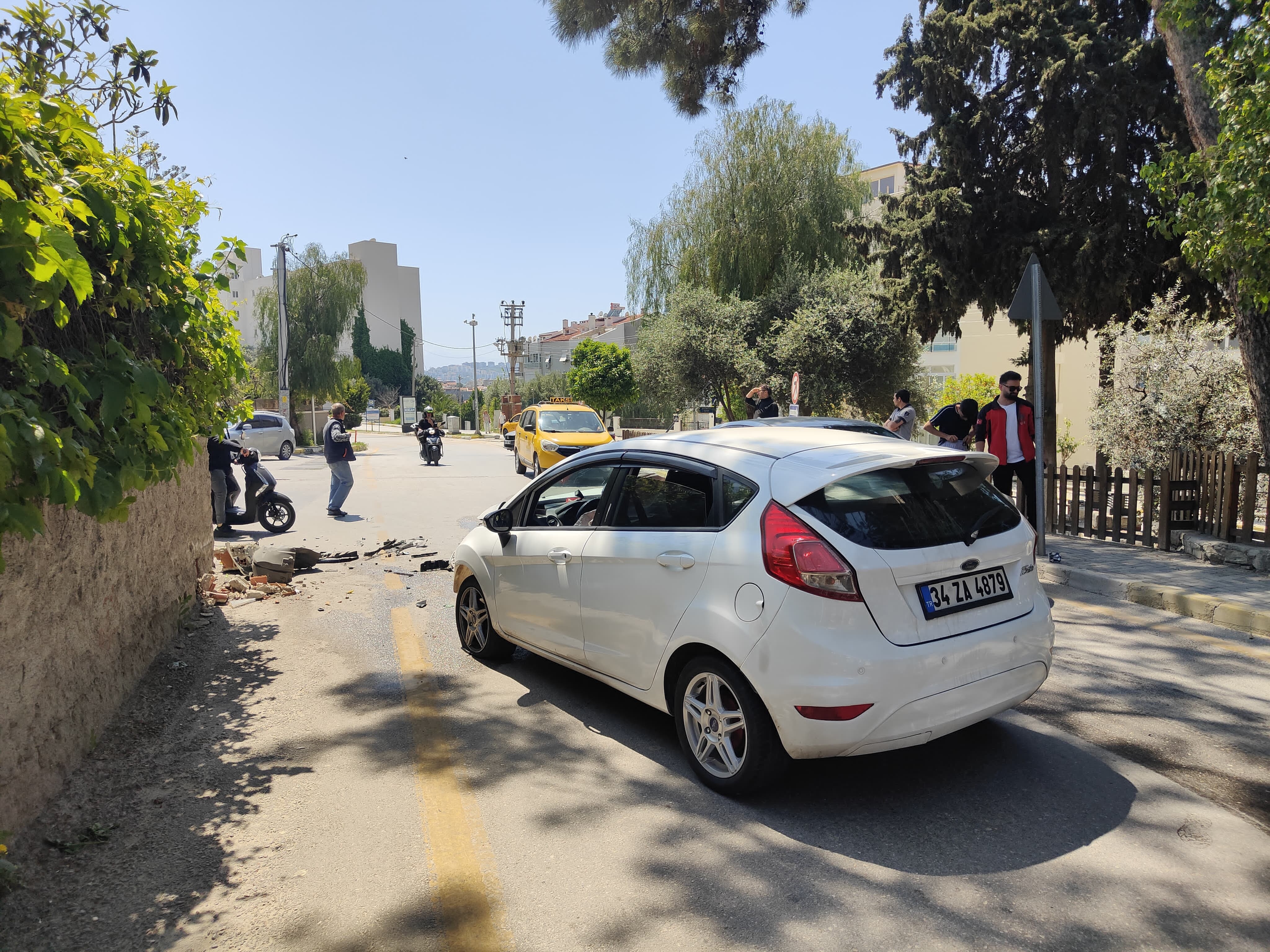 Direksiyon hakimiyetini kaybeden sürücü bahçe duvarına çarptı