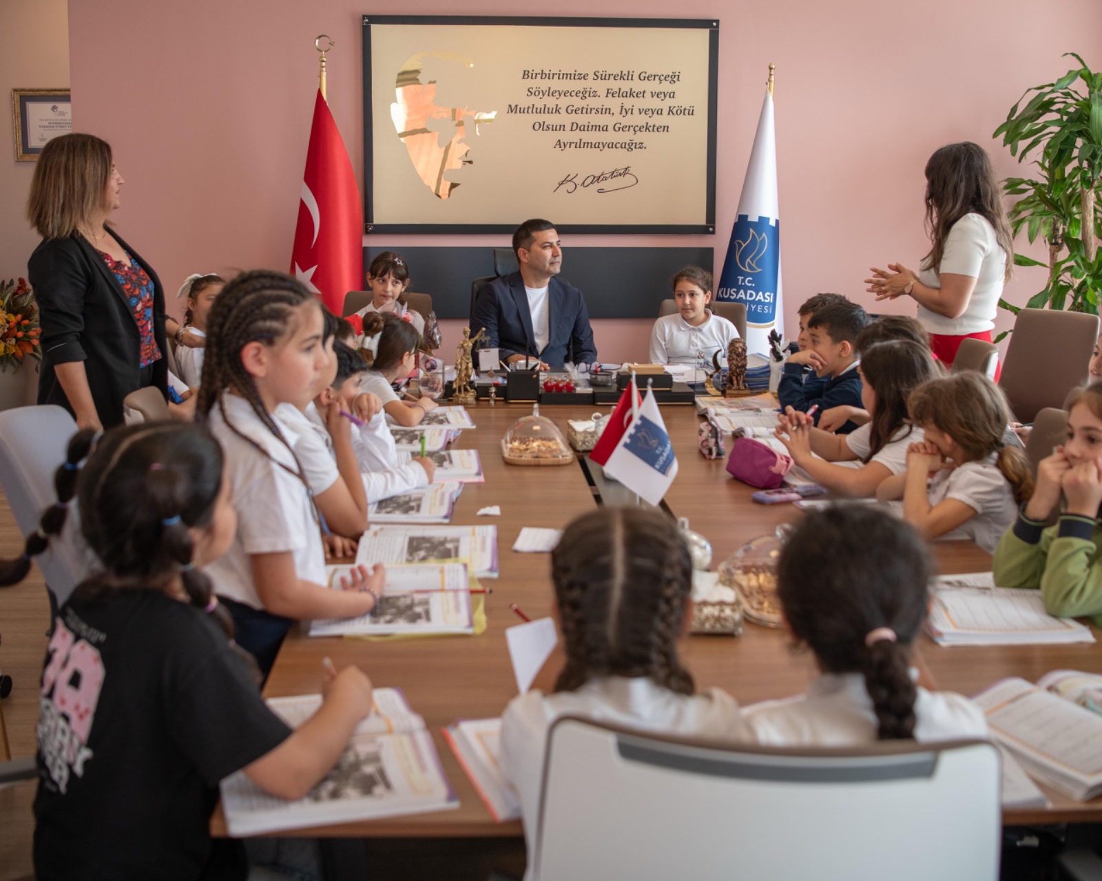 Minik öğrenciler sordu, Başkan Ömer Günel içtenlikle yanıtladı