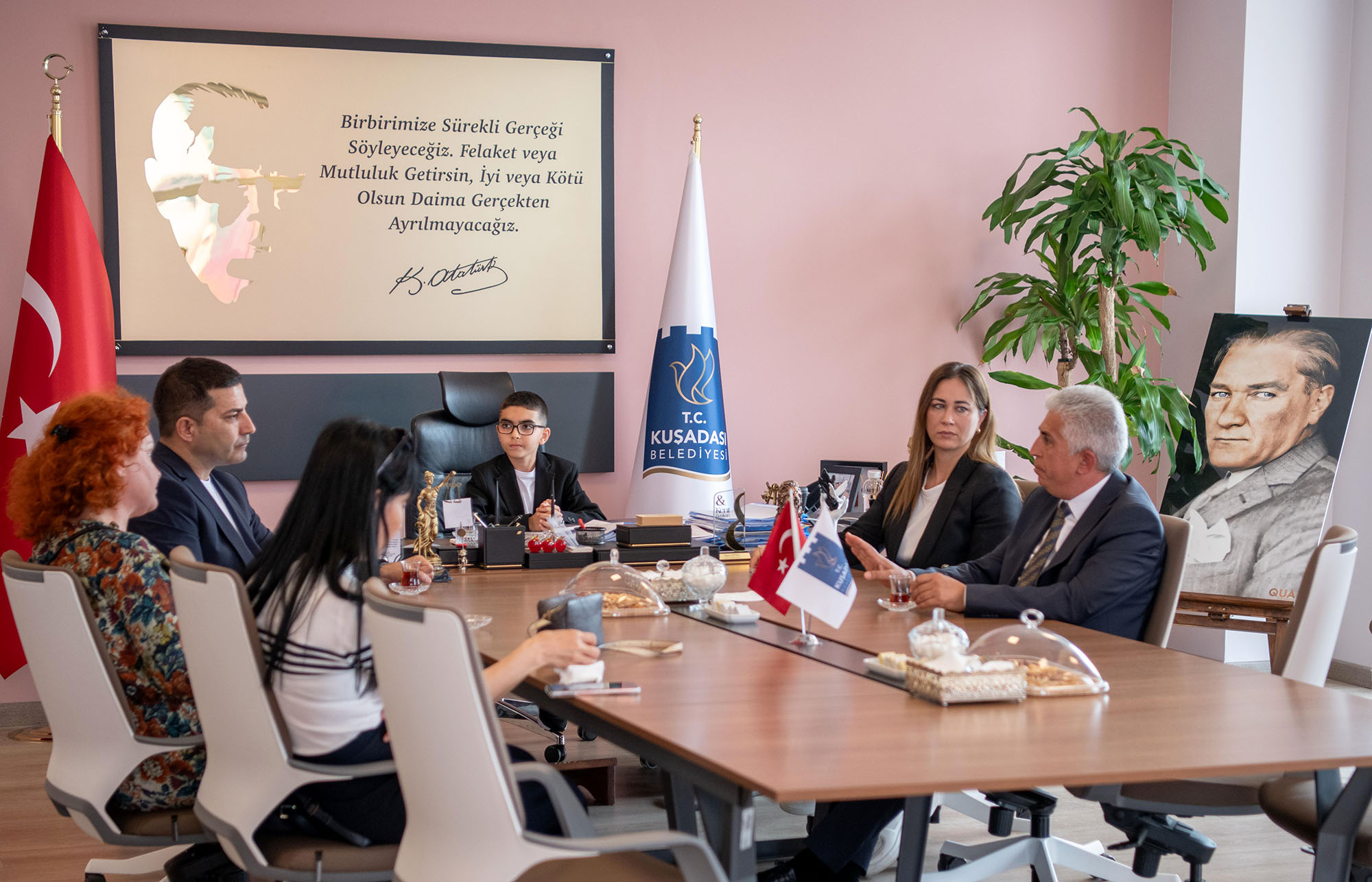 Kuşadası’nı 23 Nisan coşkusu sardı