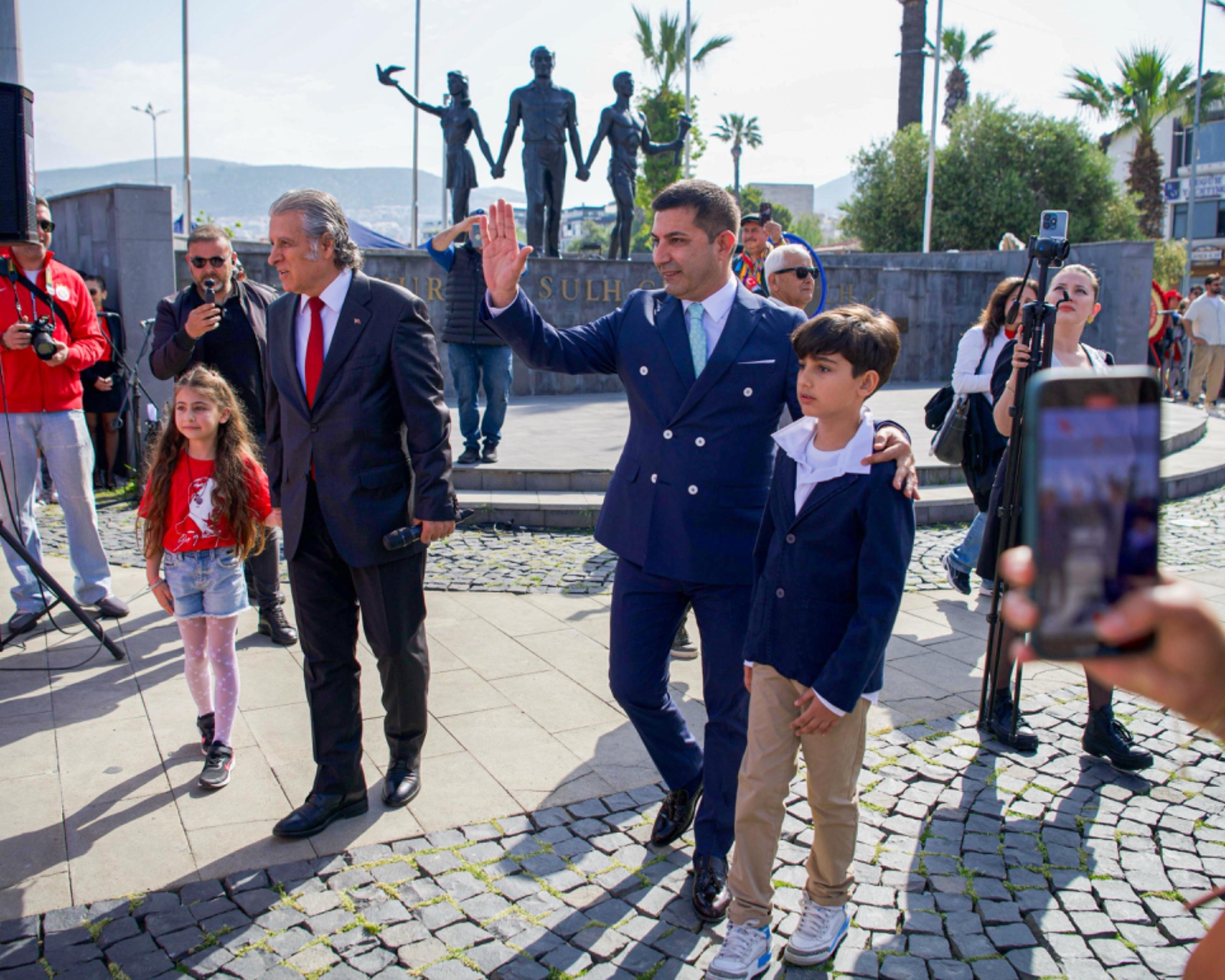 Kuşadası’nda 23 Nisan Ulusal Egemenlik ve Çocuk Bayramı coşkuyla kutlandı