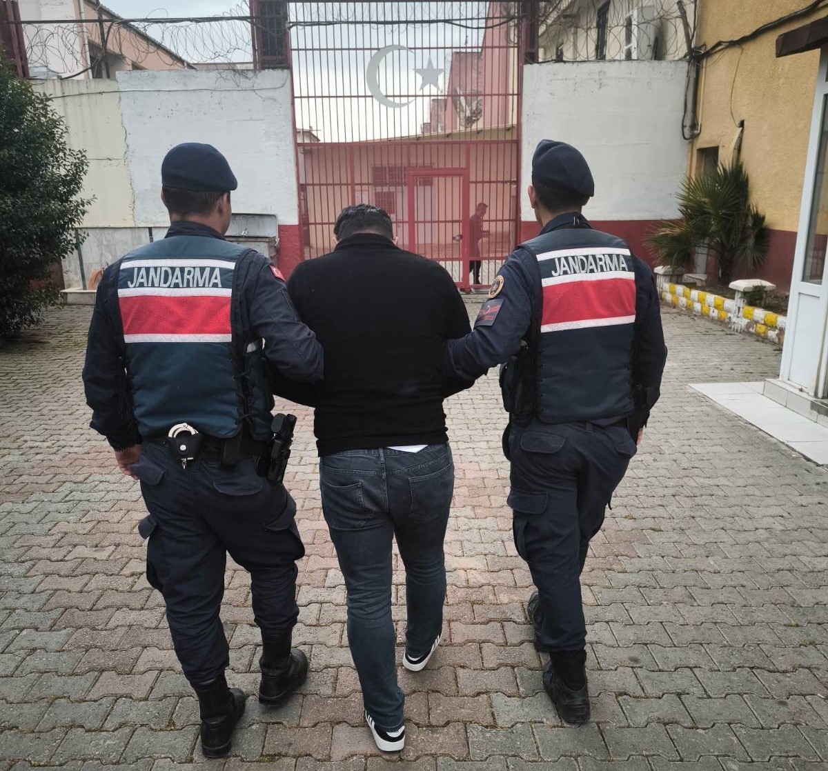 Jandarma suç makinesini kaldığı pansiyonda yakaladı