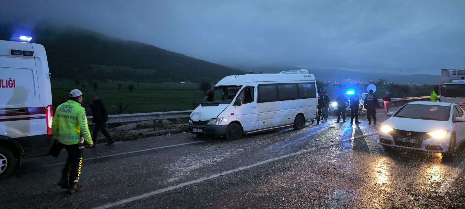 Tekstil işçilerini taşıyan minibüs karşı şeride geçerek otomobille çarpıştı
