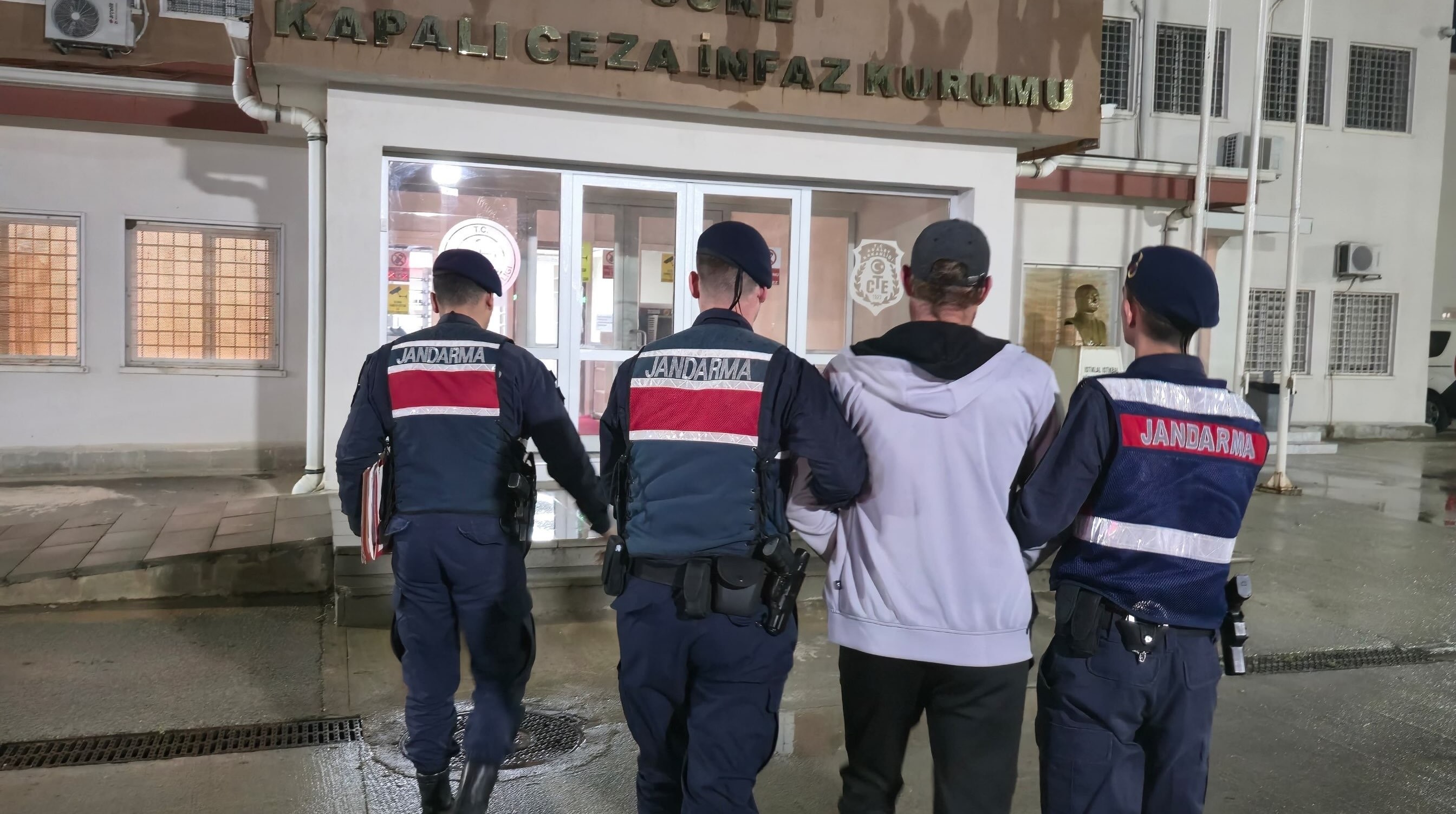 Jandarma şüphesinde haklı çıktı, aranan şahıs yakayı ele verdi