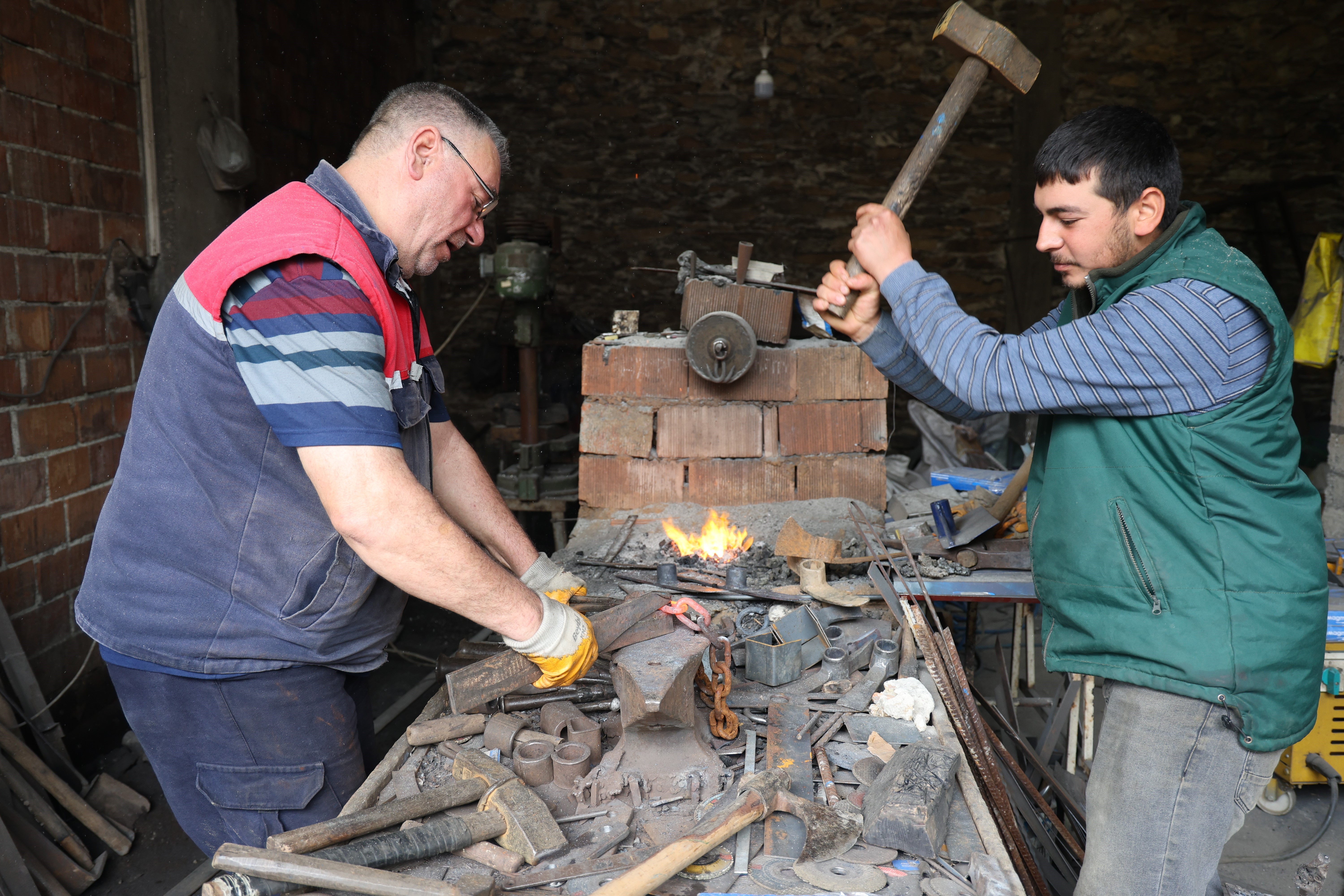 Fabrikasyon imalatlar iş görmeyince, İbrahim Usta zamanla yarışıyor