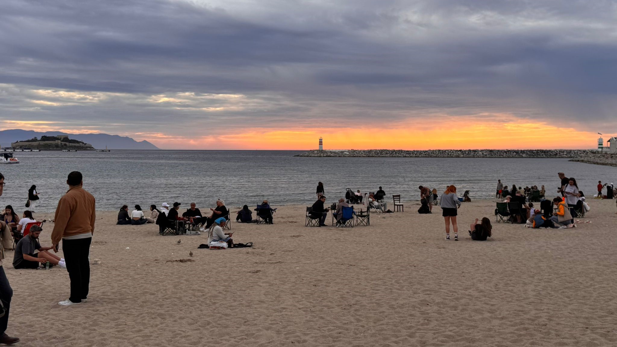 Masa ve sandalyesini alan deniz kenarına koşuyor