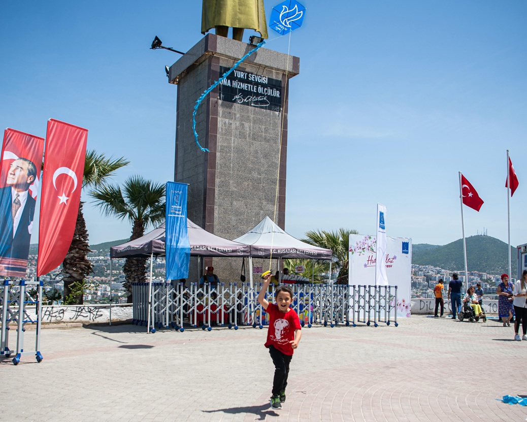 Kuşadalı çocuklar Hıdırellez’i uçurtma şenliği ile kutladı