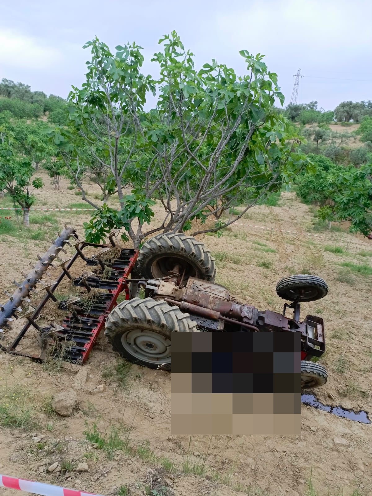 Devrilen traktörün altında kalan şahıs hayatını kaybetti