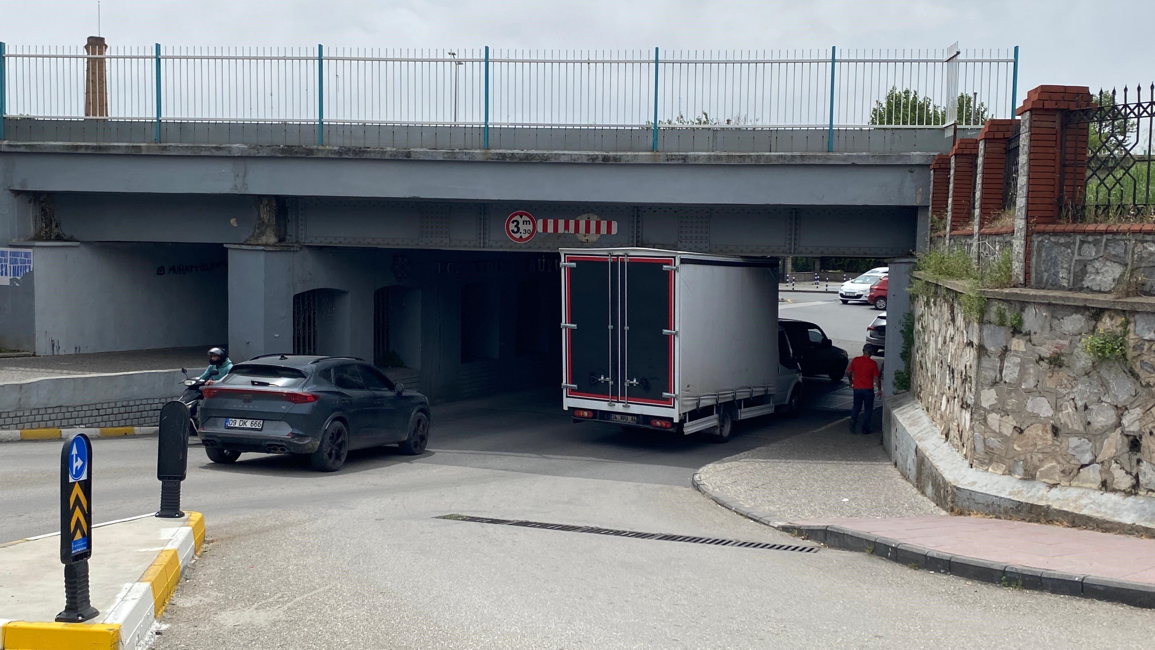 Ticari araç tren yolu alt geçitte sıkıştı