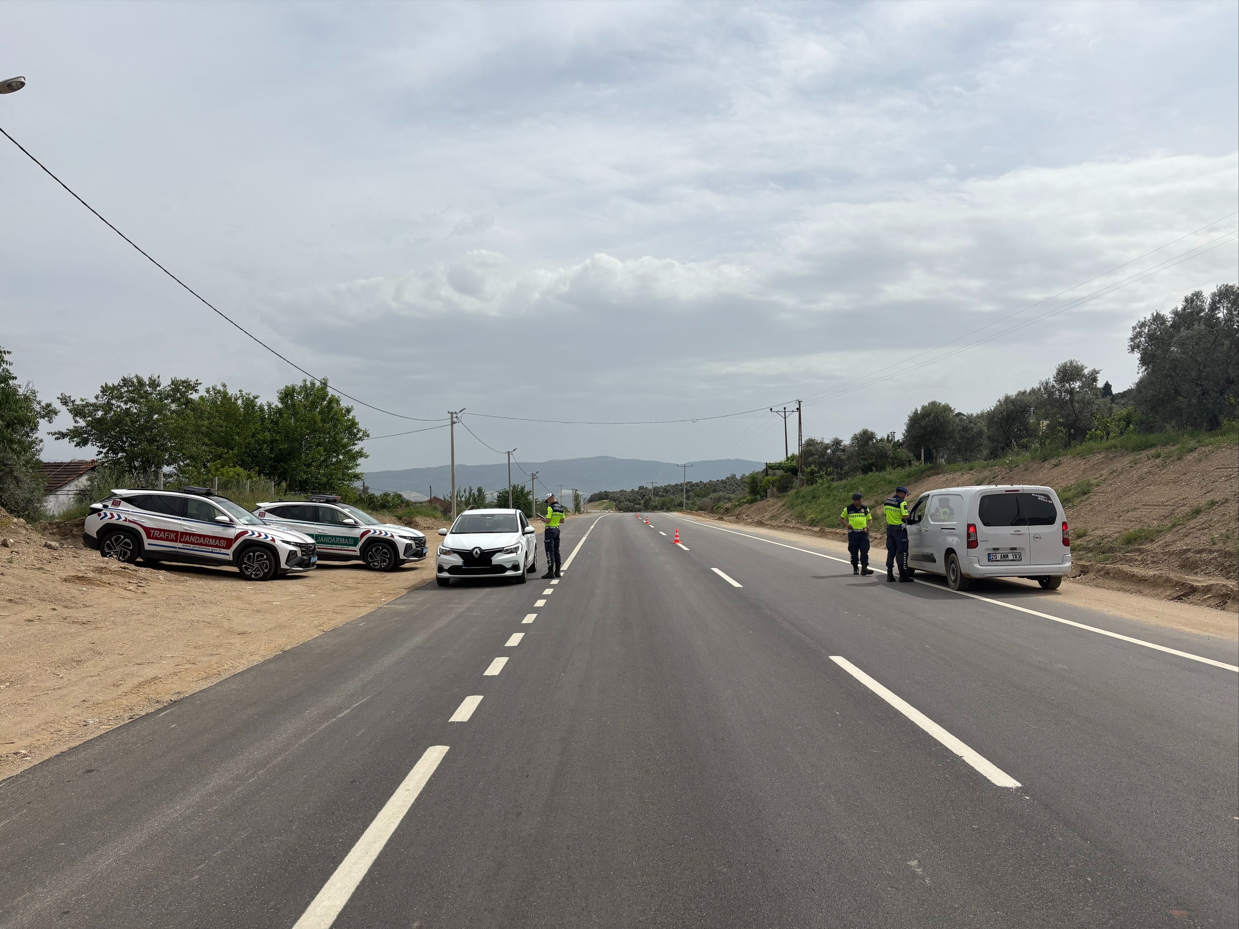 Jandarma trafik kontrollerine devam ediyor