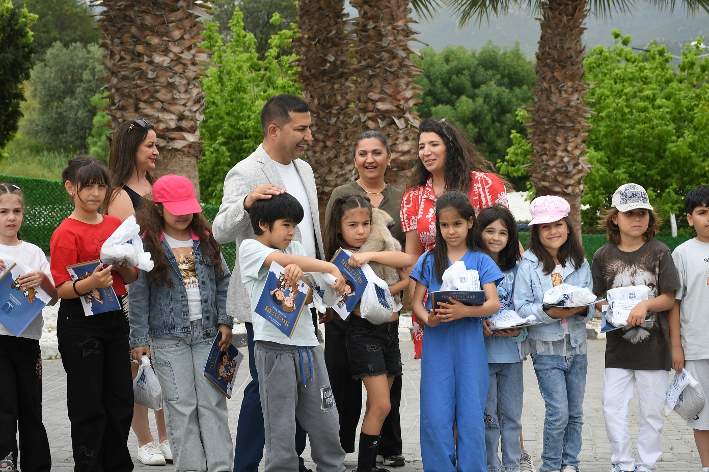 Başkan Ömer Günel küçük hemşehrileri ile birlikte can dostları ziyaret etti