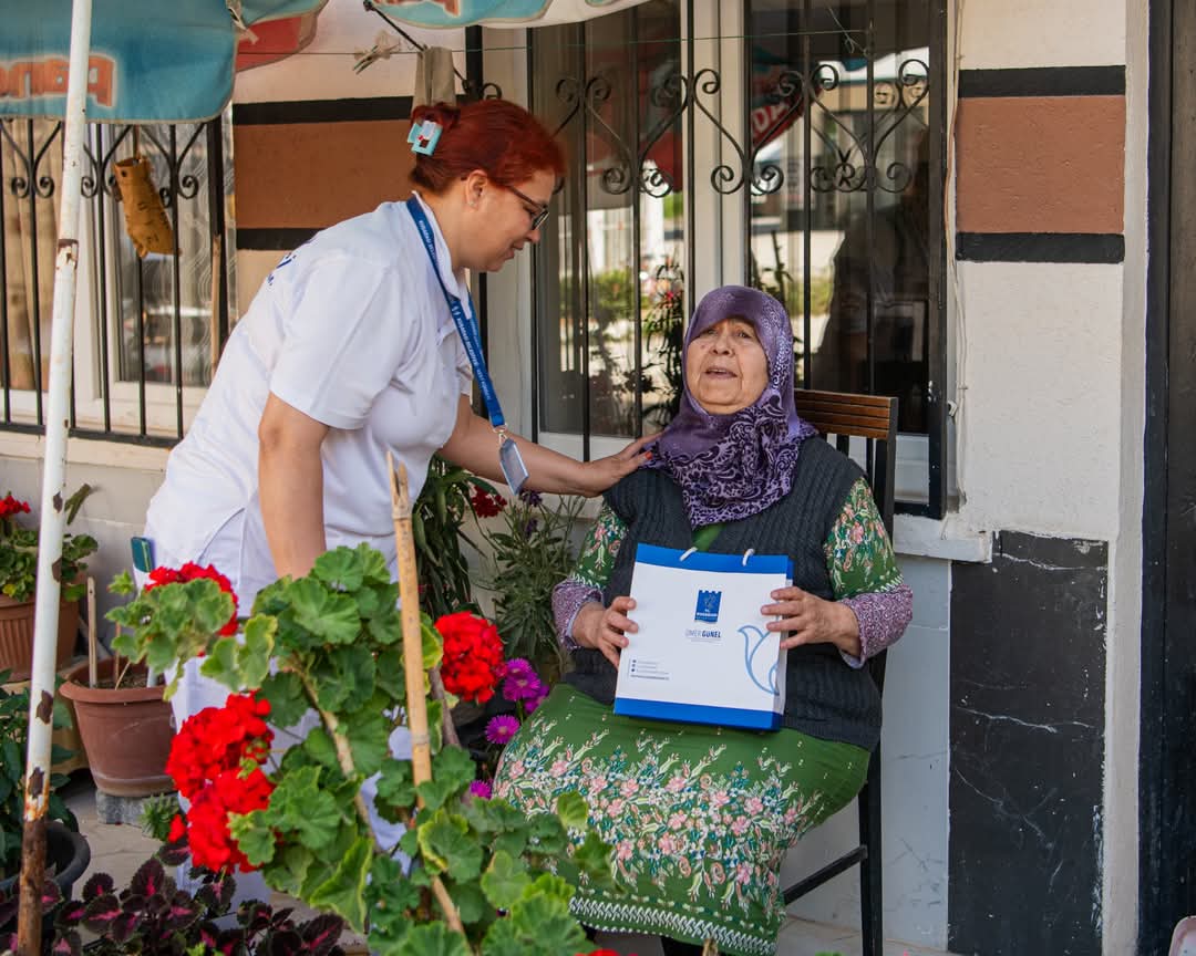 Kuşadası Belediyesi’nden annelere anlamlı ziyaret