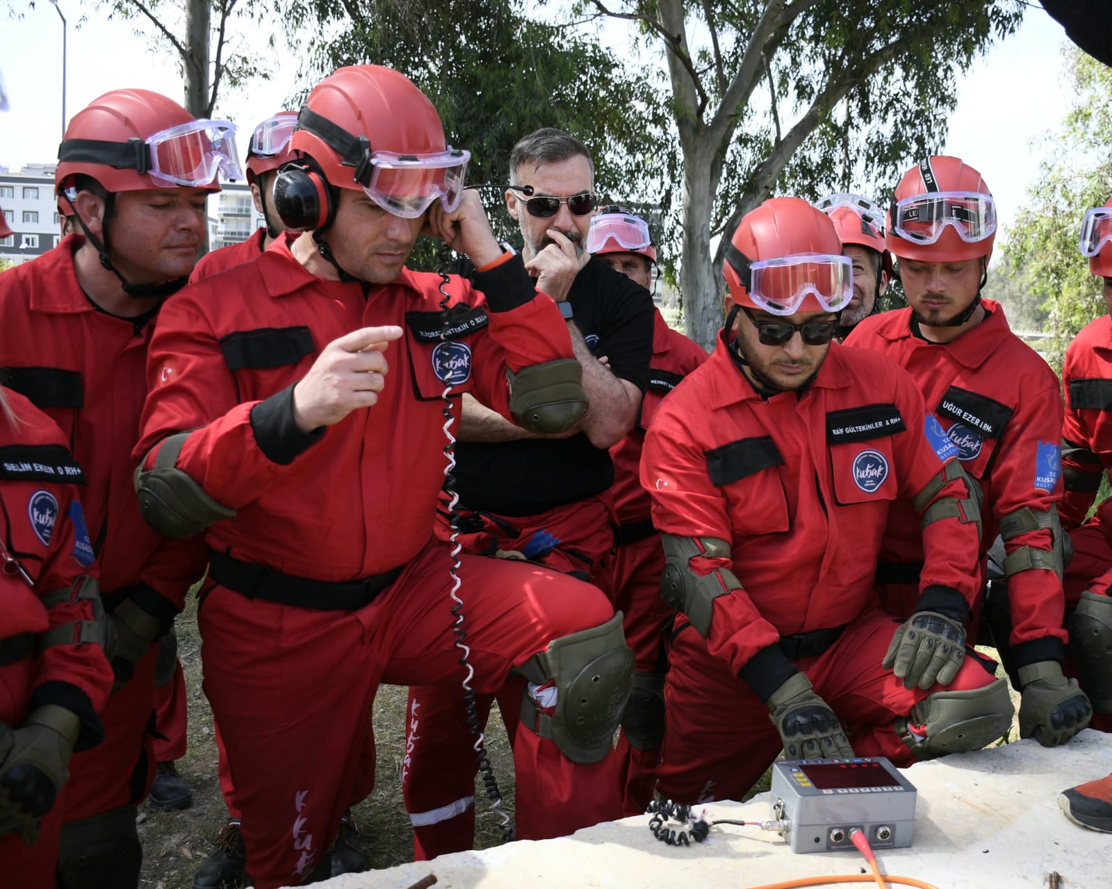 Kuşadası Belediyesi arama kurtarma ekibi eğitimini başarıyla tamamladı