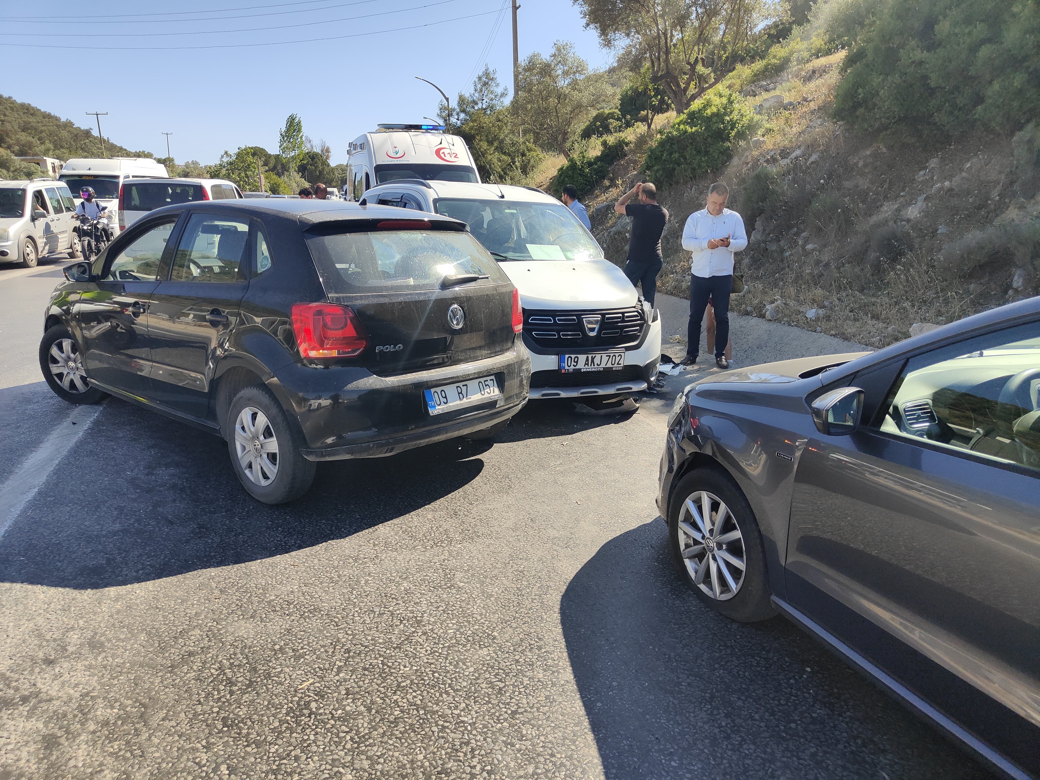 Direksiyon başında fenalaşan sürücü 3 araca çarptı: 1 yaralı