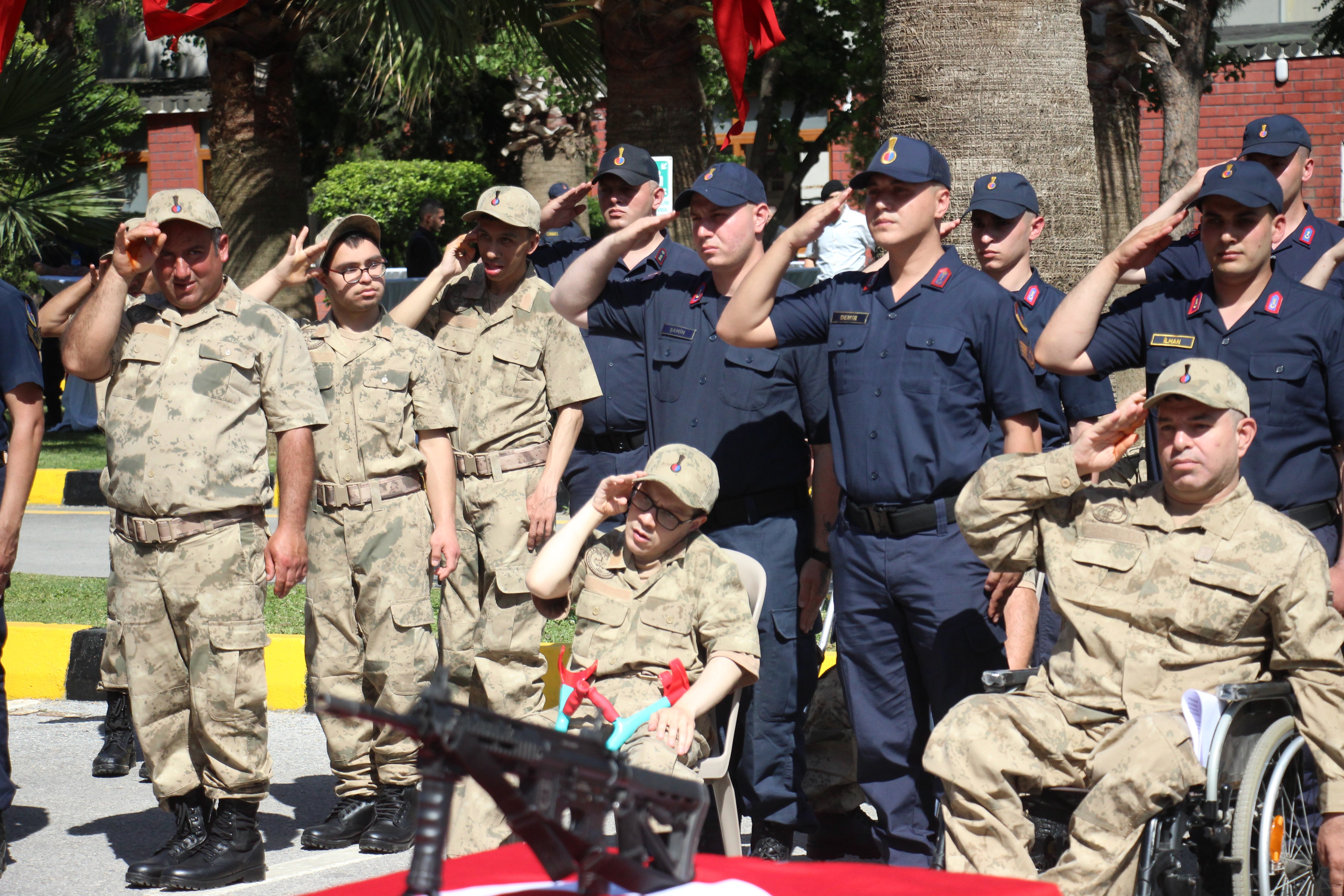 Engelli bireyler temsili askerlikle üniforma giyerek yemin etme gururunu yaşadı