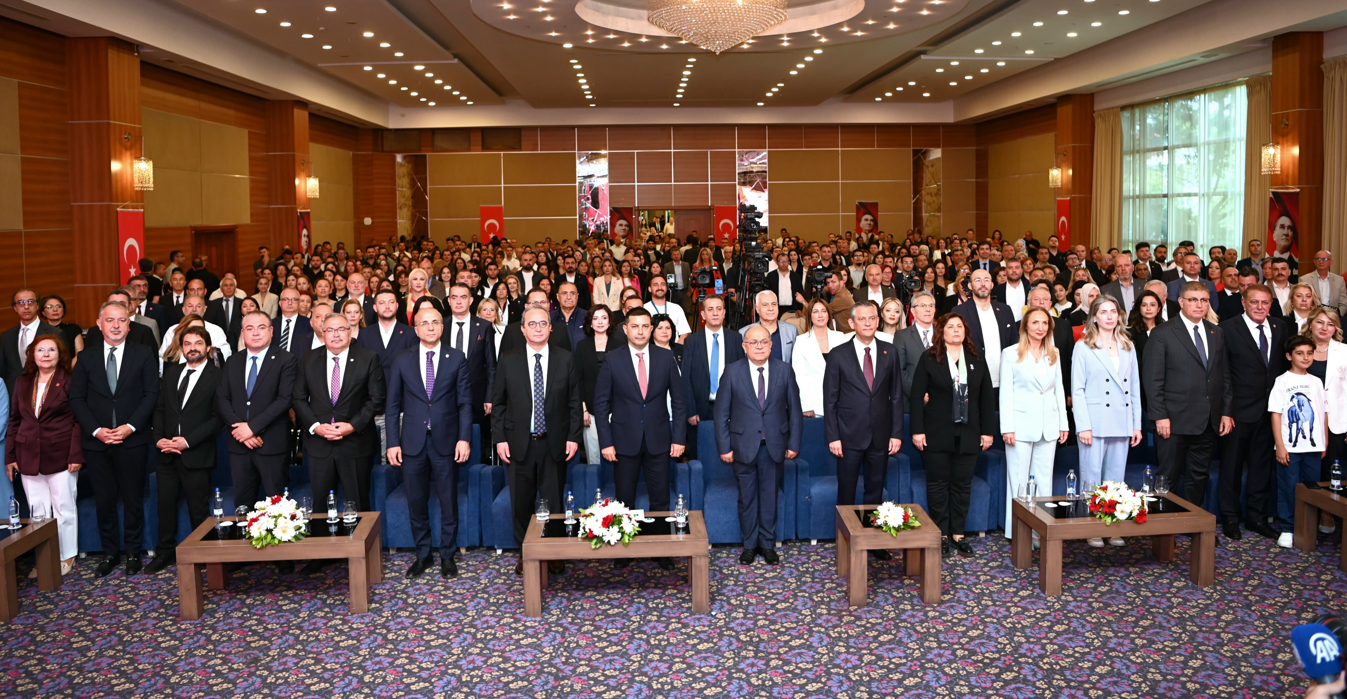 CHP Lideri Özgür Özel Kuşadası’nda otizmli bireyler ve aileleri ile buluştu: Gözünüz arkada kalmasın, CHP Var!