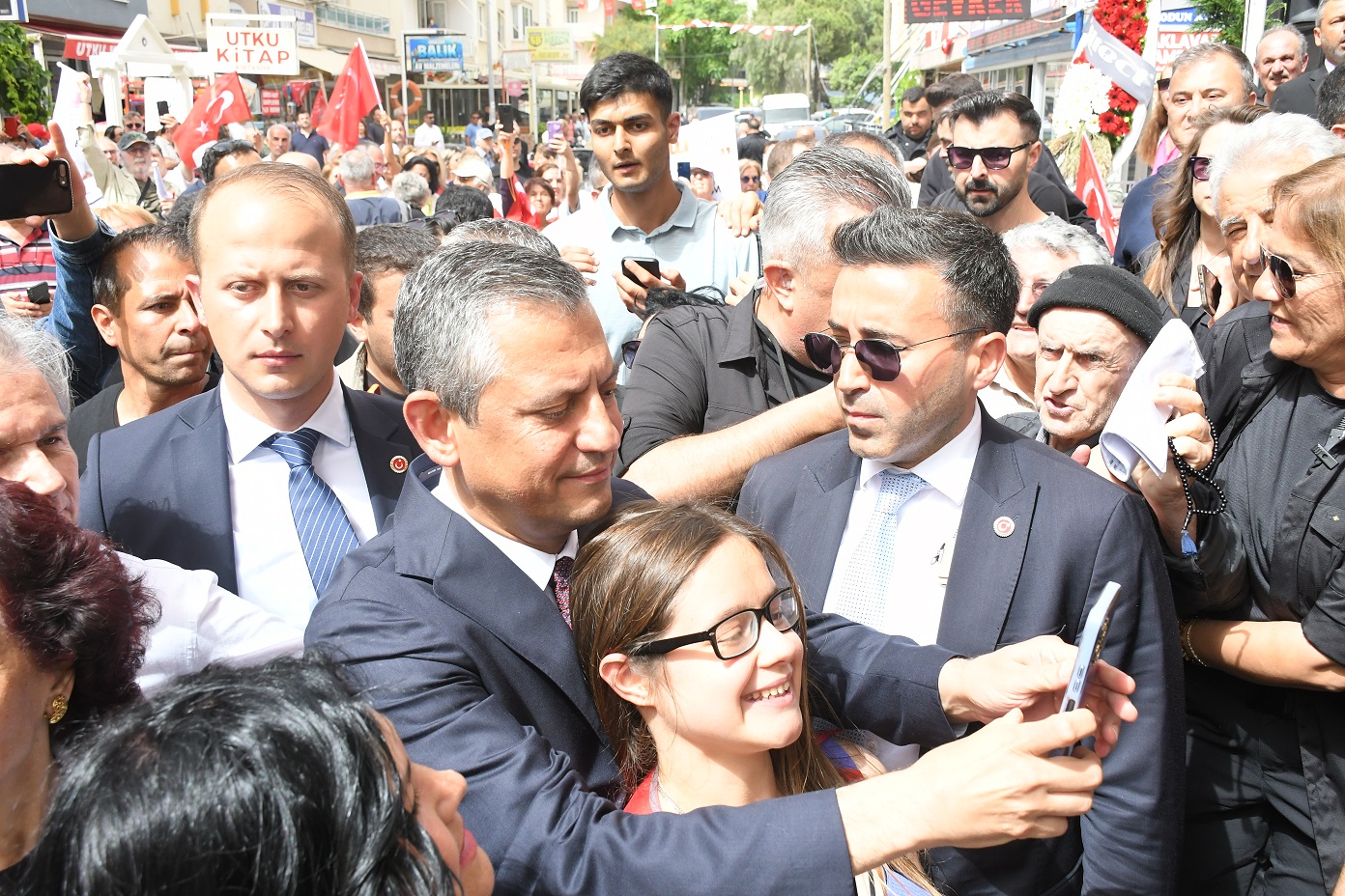 CHP Kuşadası İlçe Örgütü’nün yeni binası Genel Başkan Özgür Özel’in katılımıyla açıldı