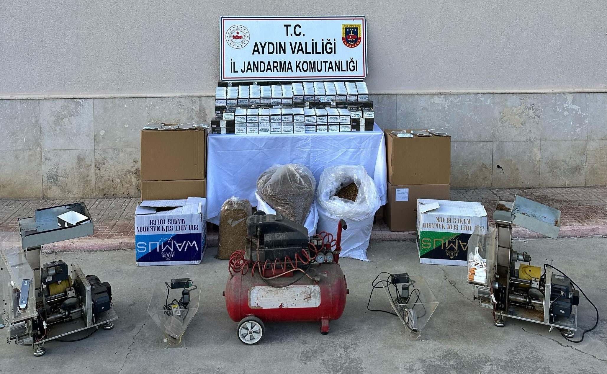 Jandarmadan kaçak tütün baskını: 2 gözaltı