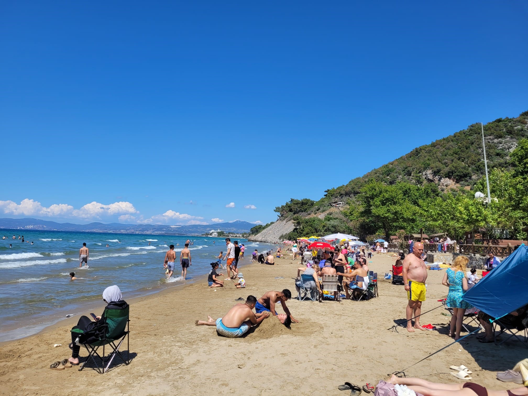 Güneşli hava sahilleri doldurdu