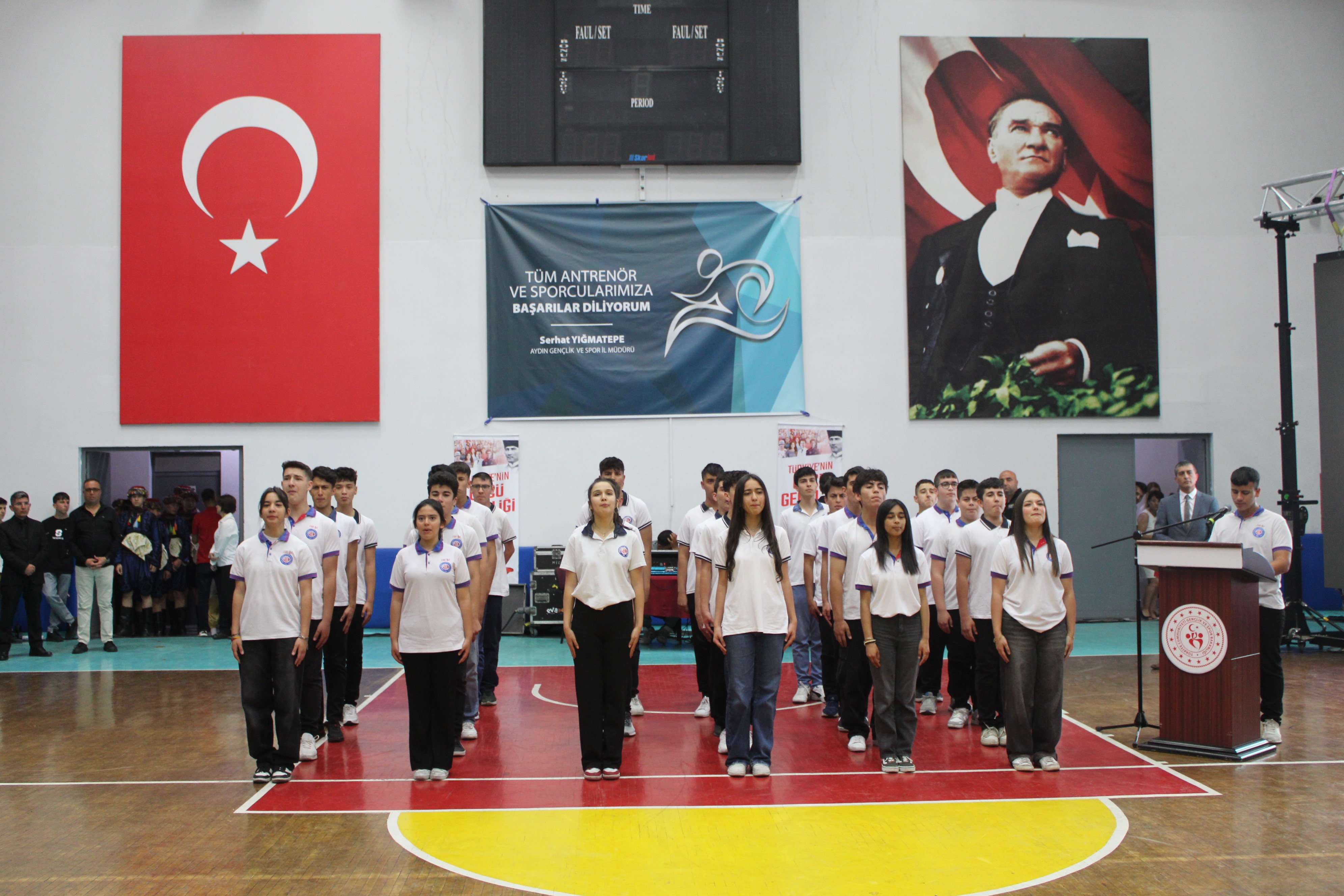 Gençlerin gösterileri ayakta alkışlandı