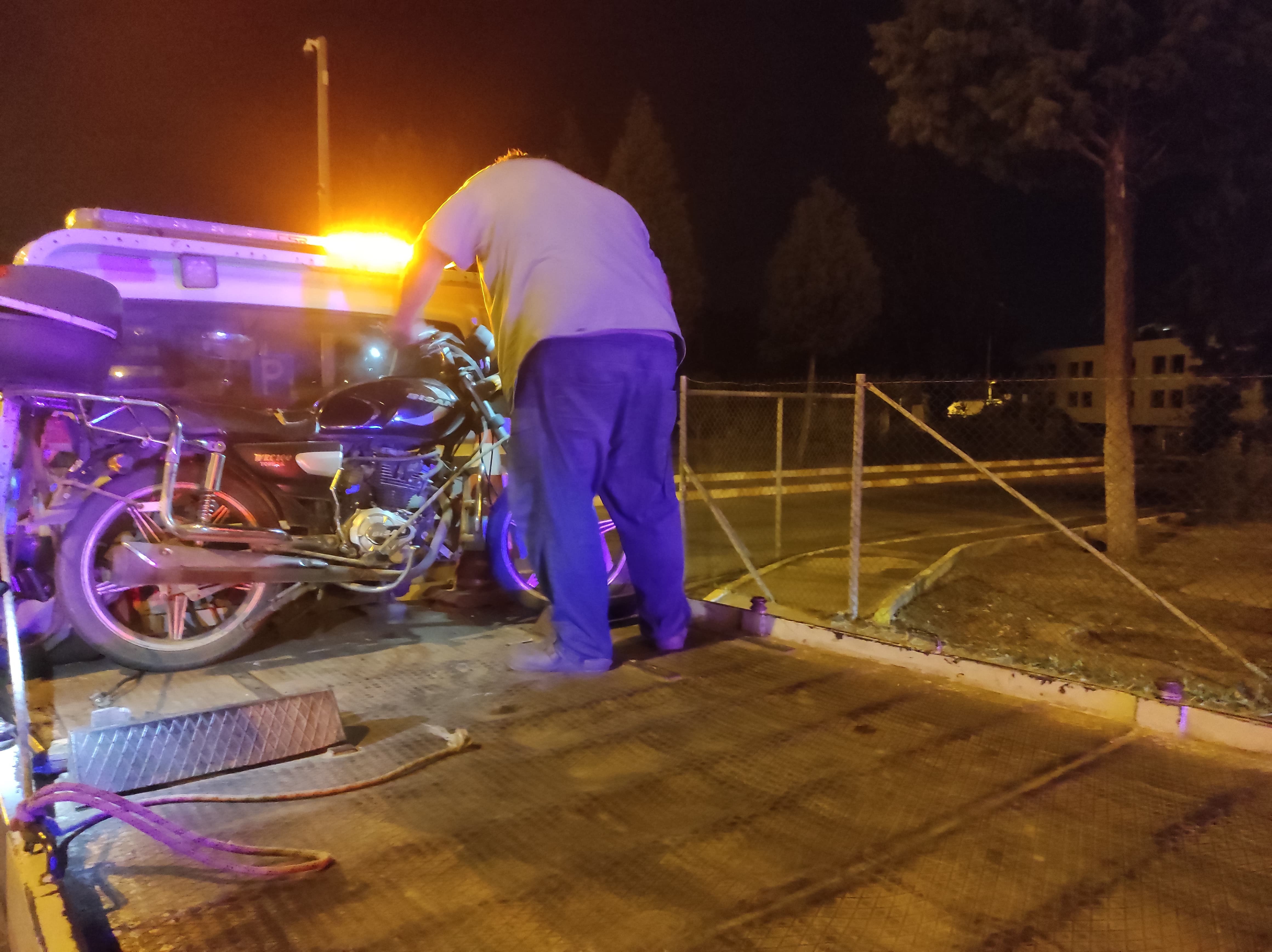 Bariyerlere sıkışmış motosikleti trafik ekiplerinin dikkati ortaya çıkardı