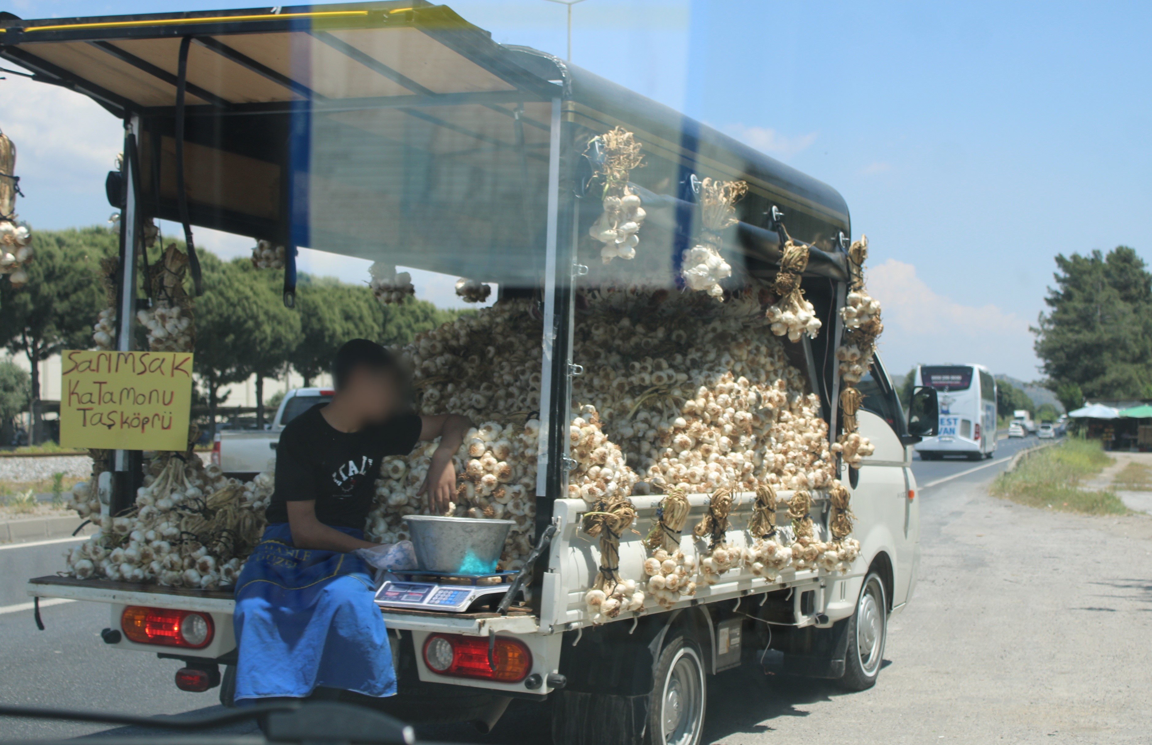 Sarımsak satıcısının tehlikeli yolculuğu