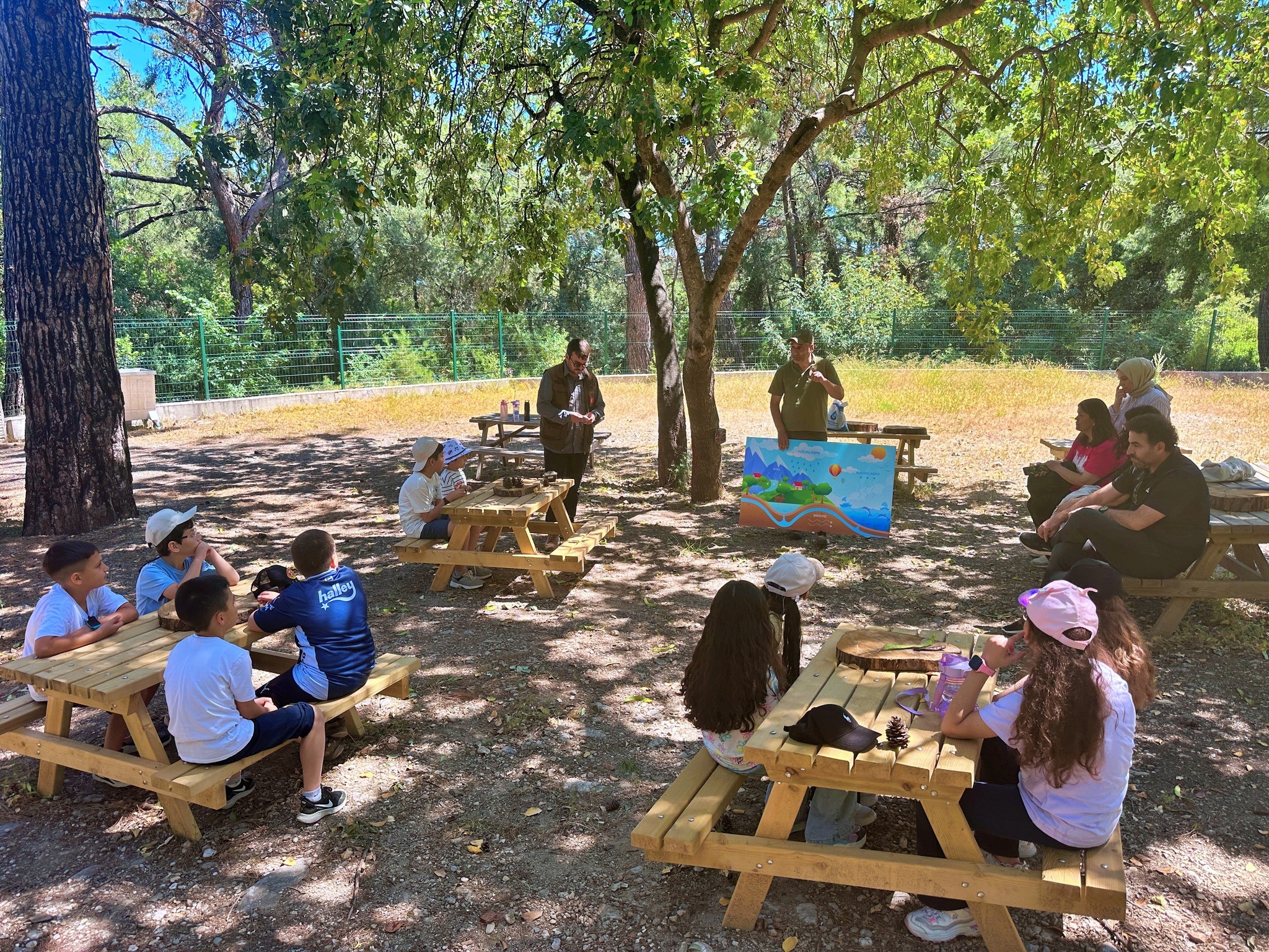 Büyükler kirletti küçükler temizledi